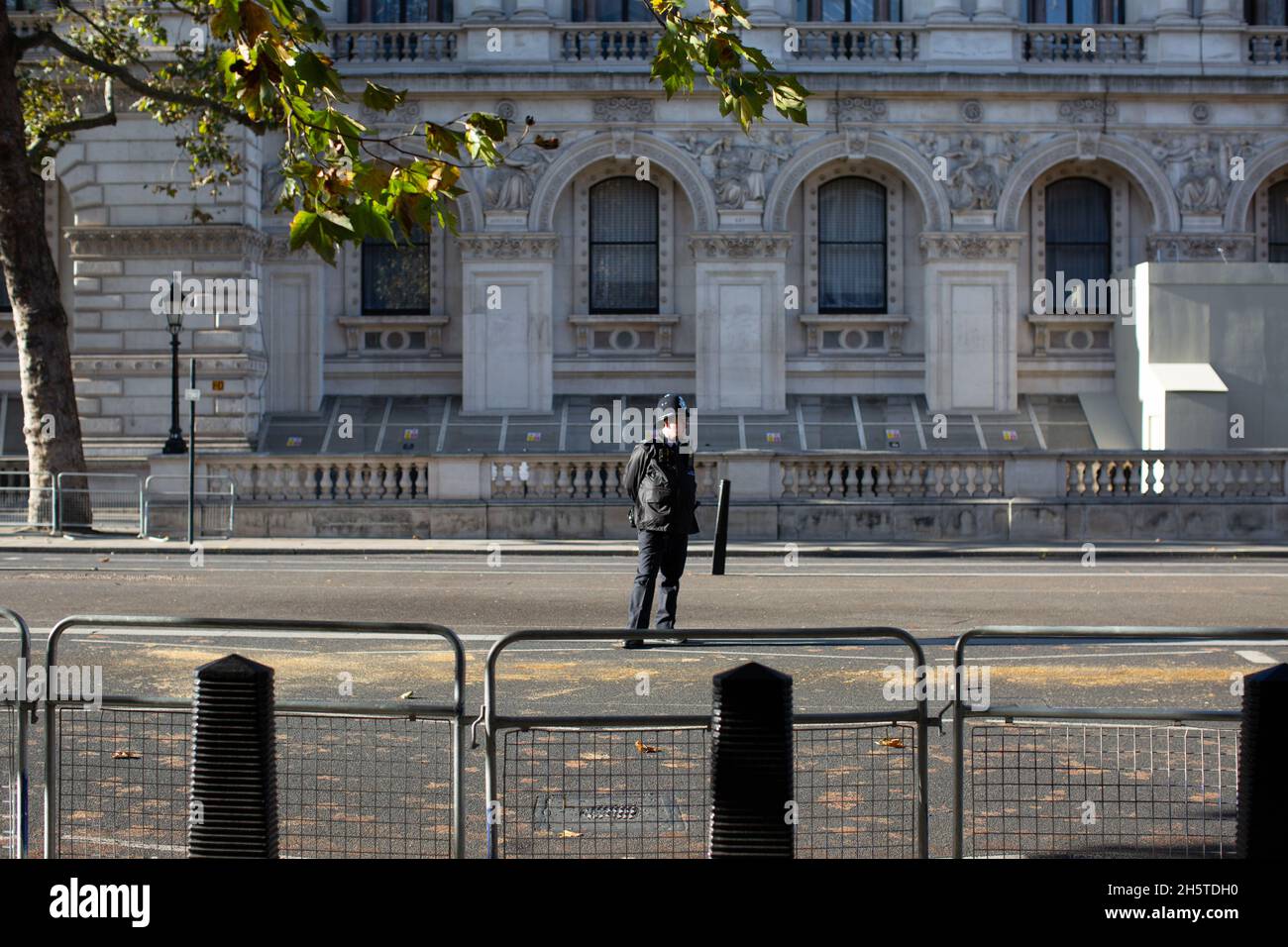 London, England. November 2021. Ein Leihpolizist nach einem Erinnerungsdienst zum Waffenstillstandstag in Whitehall, London Credit: Sam Mellish / Alamy Live News Stockfoto