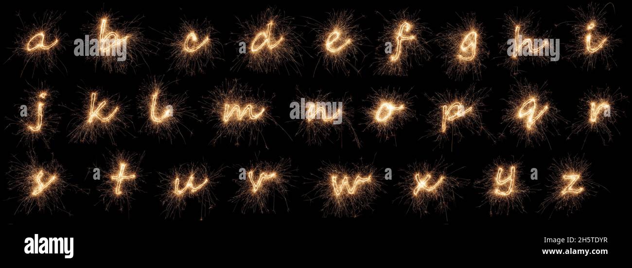 Komplette volle goldene helle Sparkler Alphabet Schrift Buchstaben Set Kollektion A bis Z isoliert auf dunkelschwarzem Hintergrund. silvester Neujahr Geburtstag und cel Stockfoto