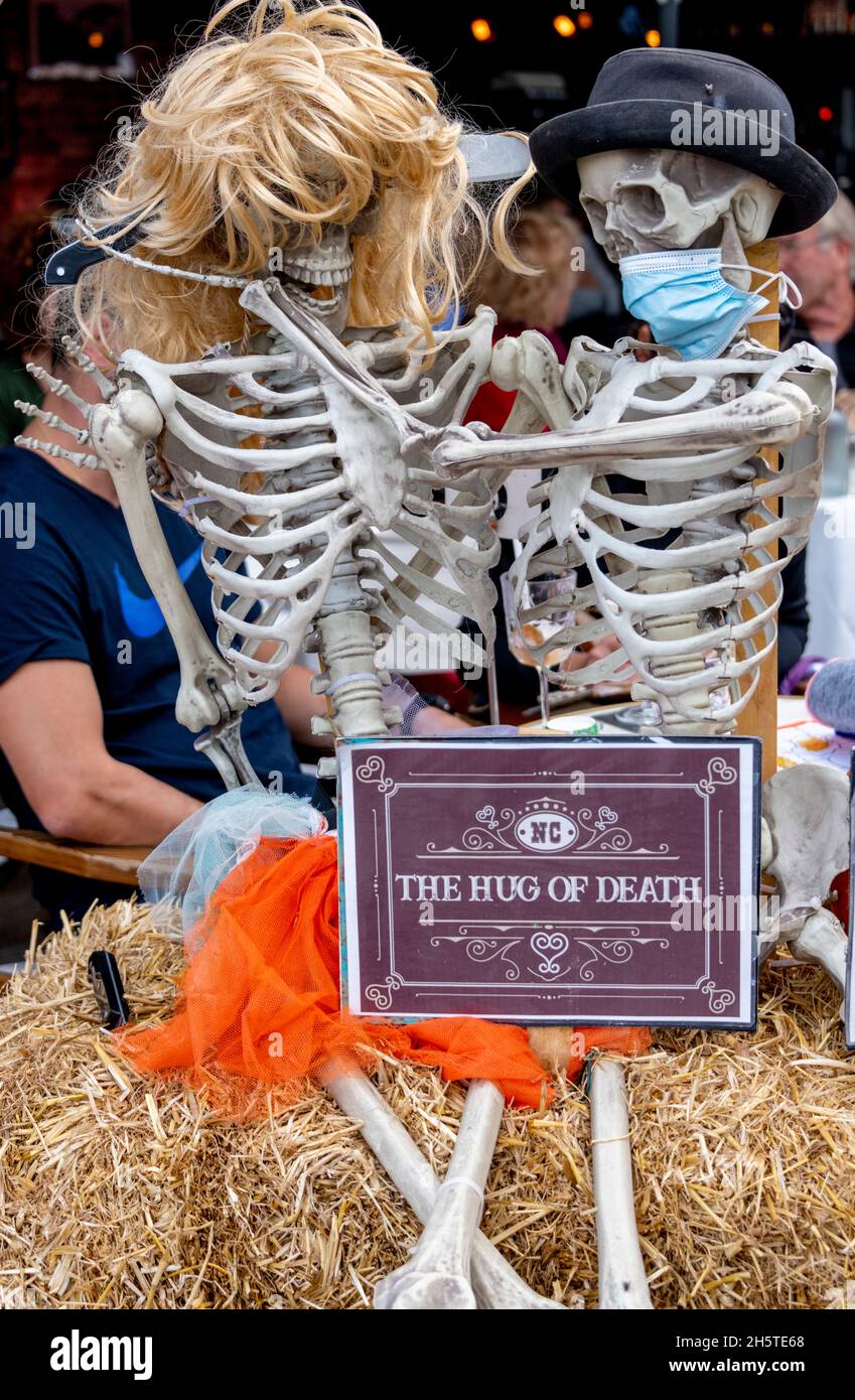 Männliche und weibliche Skelette mit Perücken und Hut, Halloween-Dekorationen, NC Cafe, Saintes Maries de la Mer, Camargue, Frankreich Stockfoto