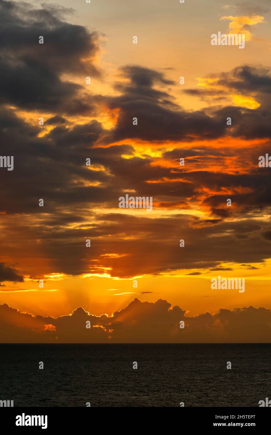 Sonnenuntergang über dem Mittelmeer, Marseille Frankreich Stockfoto