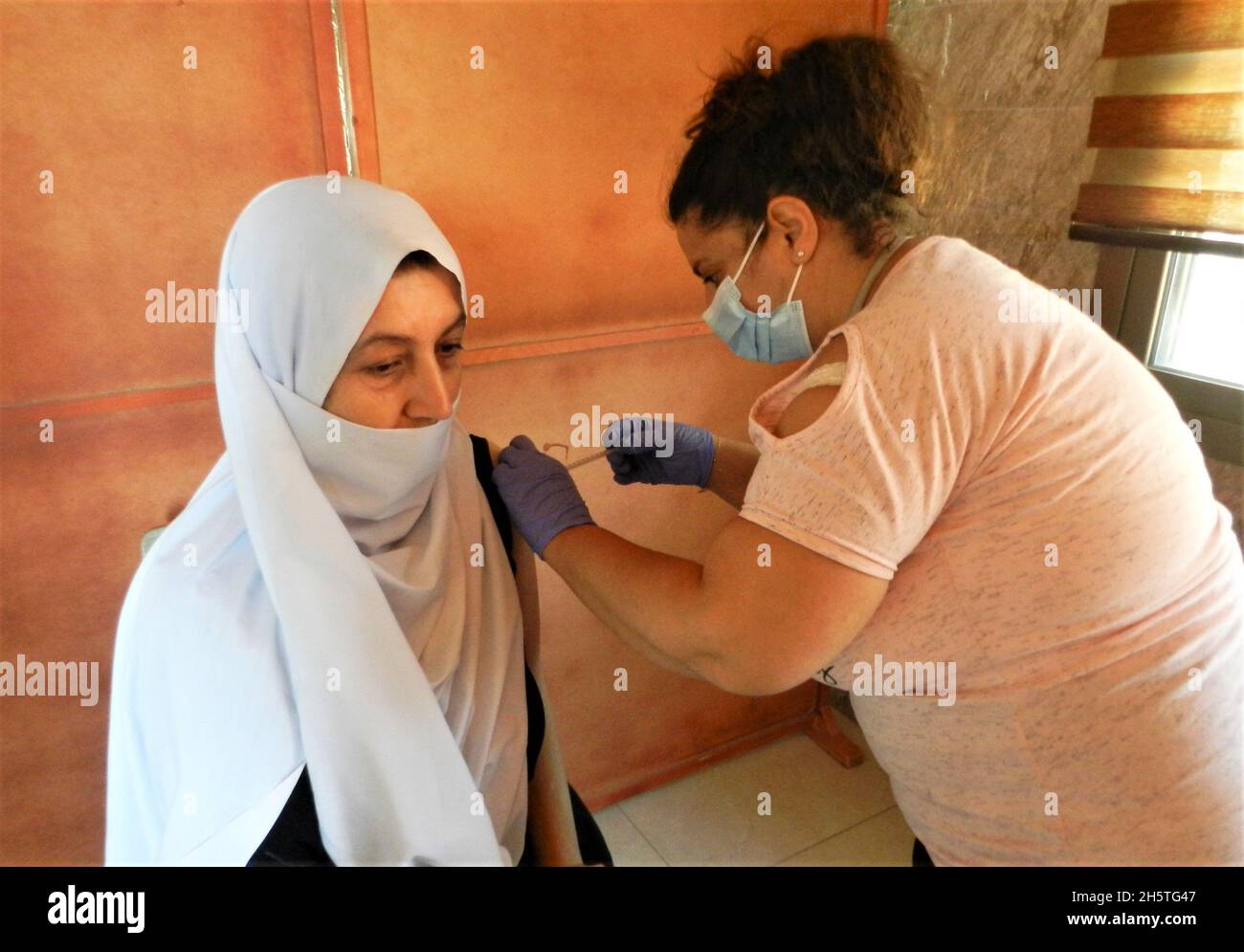 Shebaa, Libanon. November 2021. Eine Frau erhält am 11. November 2021 in der Stadt Shebaa, östlich des Südlibanon, die dritte Dosis des Impfstoffs COVID-19. Der Libanon verzeichnete am Mittwoch die höchste Zahl von COVID-19-Infektionen seit dem 8. September mit einem Anstieg um 1,004 Fälle, berichtete das Gesundheitsministerium. Quelle: Taher Abu Hamdan/Xinhua/Alamy Live News Stockfoto