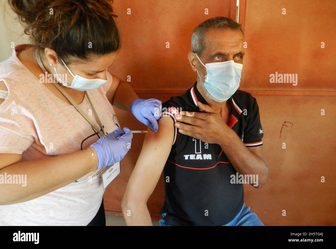 Shebaa, Libanon. November 2021. Ein Mann erhält am 11. November 2021 in der Stadt Shebaa, östlich des Südlibanon, die dritte Dosis des Impfstoffs COVID-19. Der Libanon verzeichnete am Mittwoch die höchste Zahl von COVID-19-Infektionen seit dem 8. September mit einem Anstieg um 1,004 Fälle, berichtete das Gesundheitsministerium. Quelle: Taher Abu Hamdan/Xinhua/Alamy Live News Stockfoto