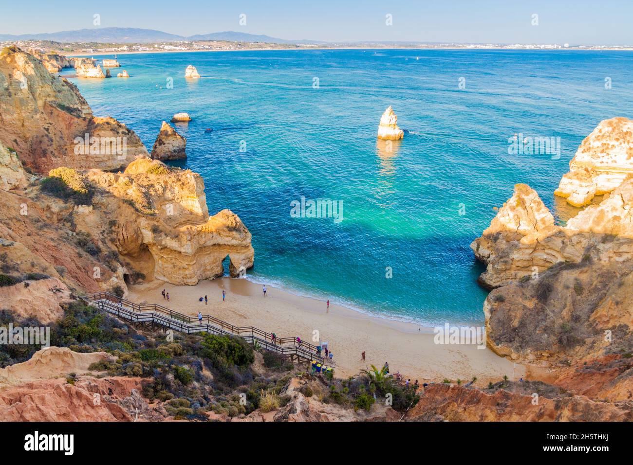 LAGOS, PORTUGAL - 7. OKTOBER 2017: Menschen am Strand Praia do Camilo in der Nähe von Lagos, Portugal. Stockfoto
