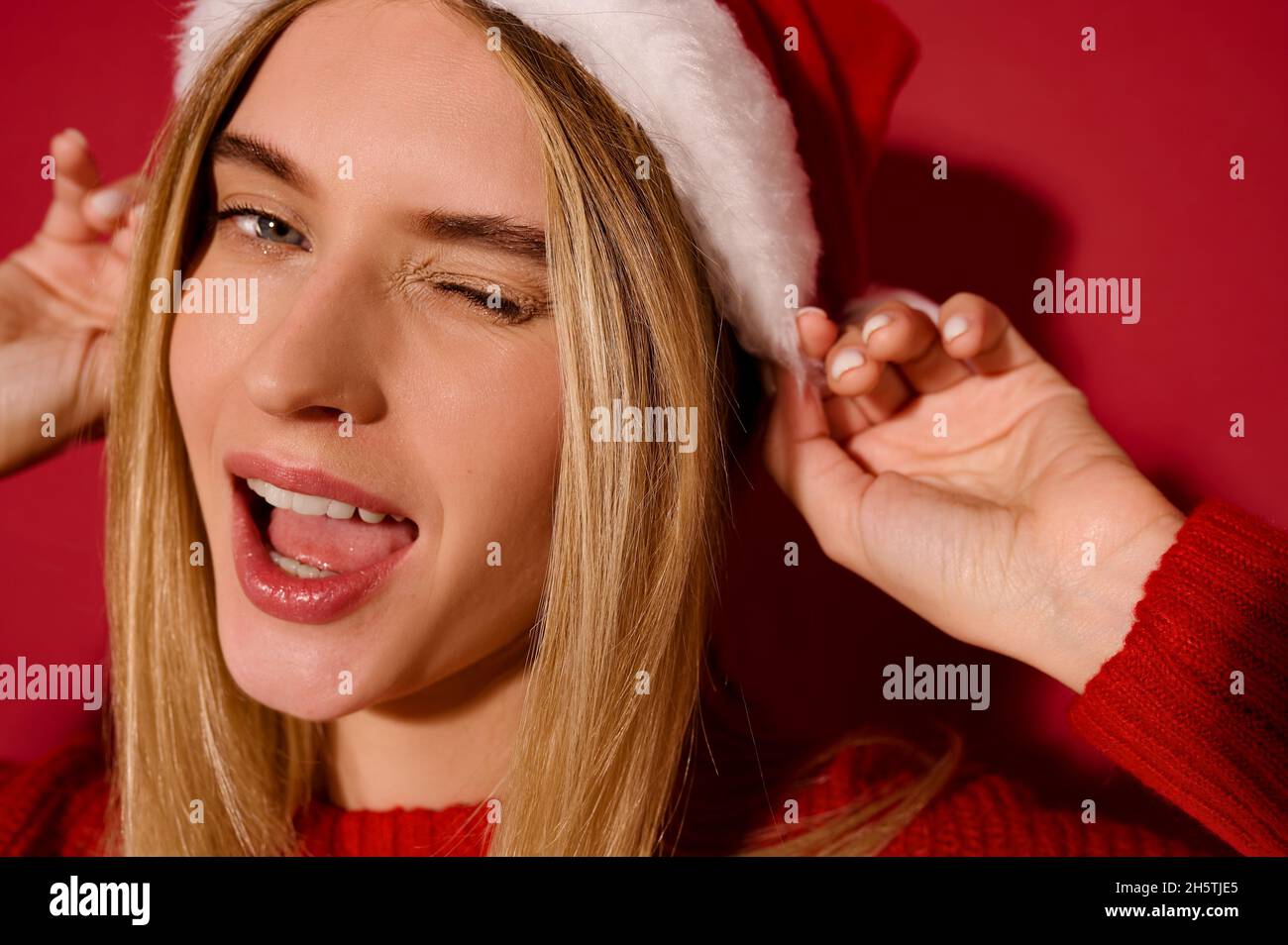 Ein blondes junges Mädchen in rot-weißer Kleidung Stockfoto