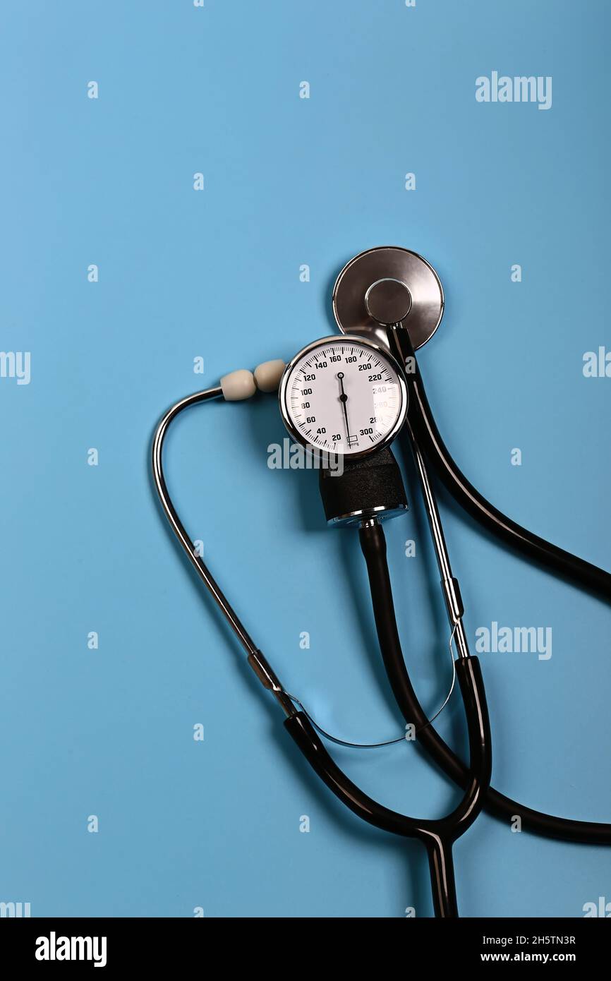 Stethoskop auf blauem Hintergrund. Flach, Draufsicht. Stockfoto