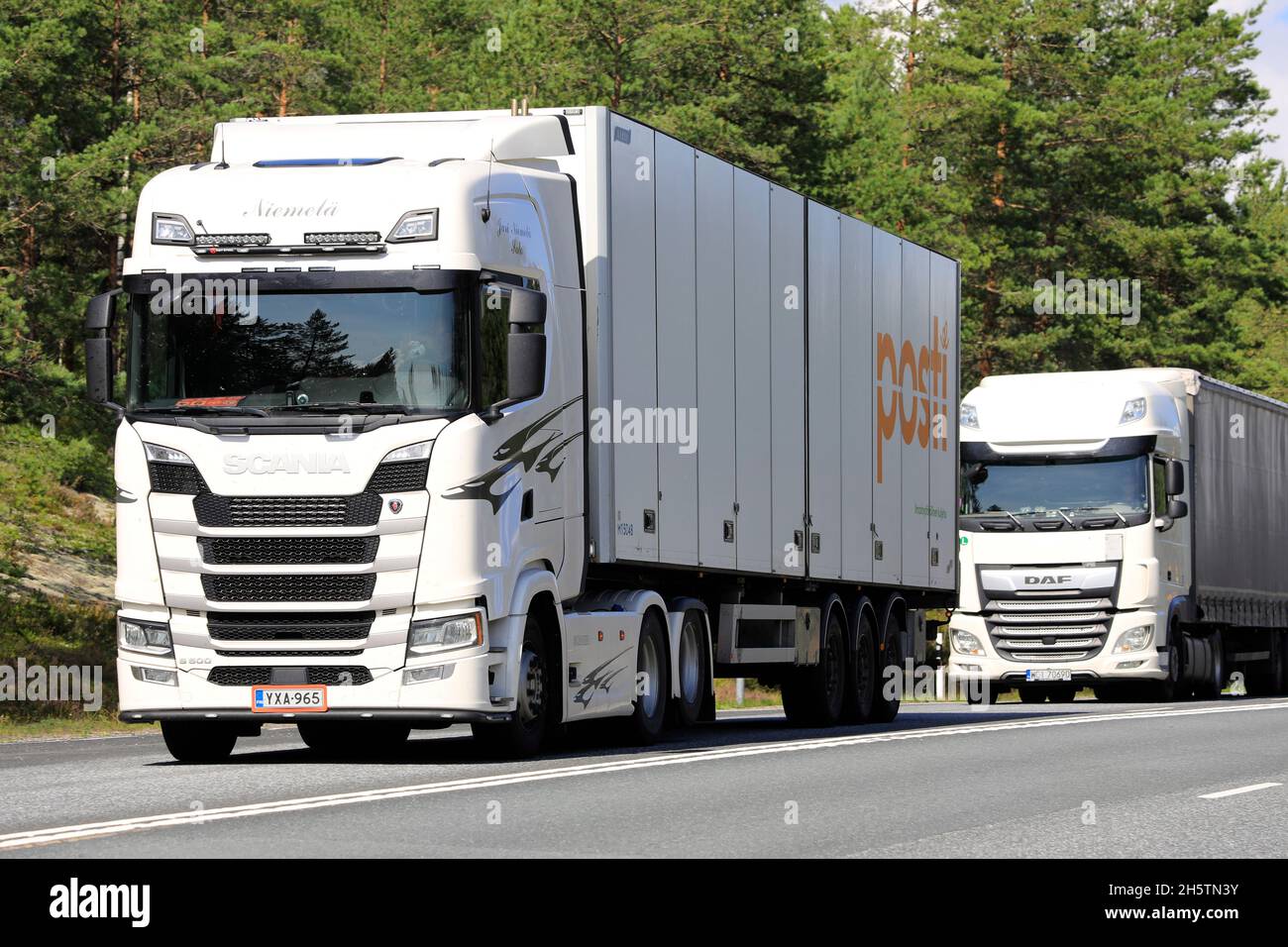 Die weißen Sattelschlepper Scania S500 und DAF XF XF transportieren im Sommer Güter auf dem Highway 3 in südlicher Richtung. Ikaalinen, Finnland. 12. August 2021. Stockfoto