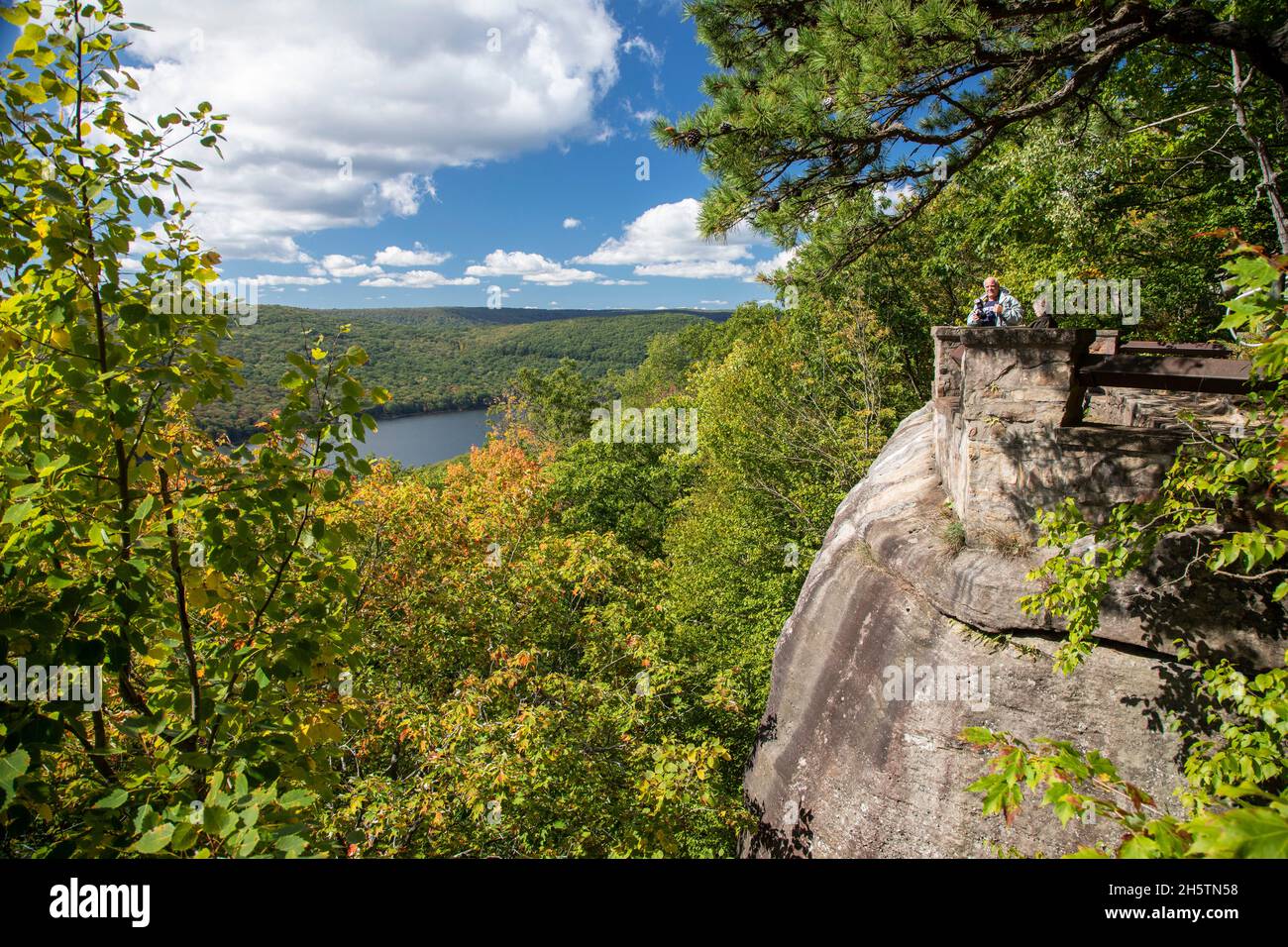 Warren, Pennsylvania - Ein Fotograf, der in einem Aussichtspunkt über dem Allegheny Reservoir im Allegheny National Forest thront. Stockfoto