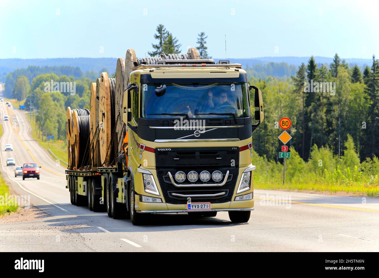 Volvo FH LKW von VM-Kuljetus Oy transportiert Stromkabeltrommeln, die mit Ketten auf Anhänger gesichert sind. Ikaalinen, Finnland. 9. August 2018. Stockfoto