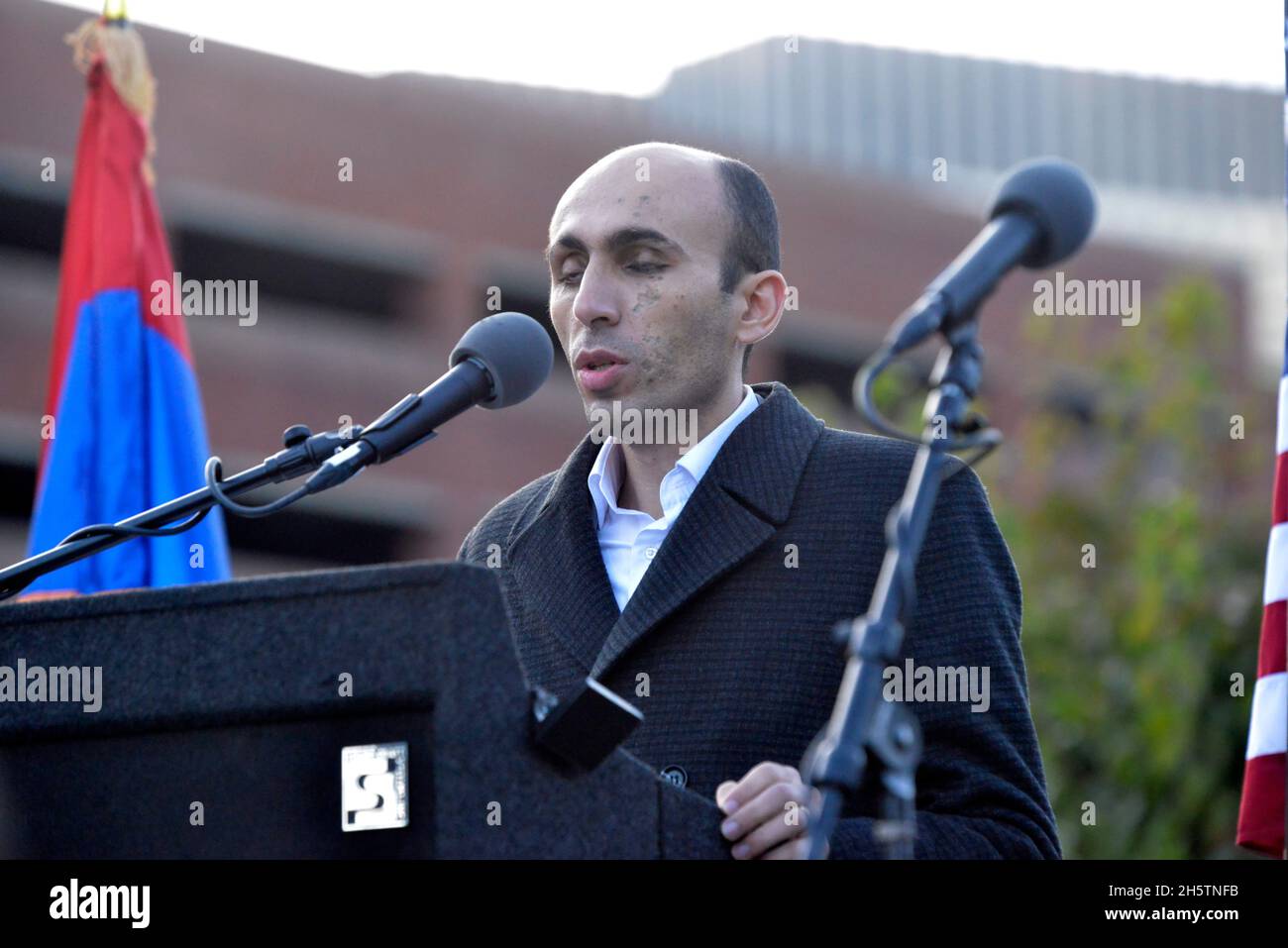 Boston, Massachusetts, USA. November 2021. ARTAK BEGLARYAN, Minister der Republik Arzakh, Nagoro-Karabach, ehemaliger Stabschef des Präsidenten von Arzakh und des Bürgerbeauftragten für Menschenrechte der Republik, spricht in Boston ein Jahr nach dem Ende des 44-tägigen Krieges, als Aserbaidschan von der Türkei, Israel, Und Pakistan griff die von Armeniern bevölkerte Break Away Republic an. Er nahm an einer Gedenkveranstaltung zu Ehren der Kriegsopfer mit dem Titel: Genozid fortgesetzt: Aserbaidschan versucht, die Geschichte durch ethnische und kulturelle Säuberung neu zu schreiben. (Bild: © Kenneth Martin/ZUM Stockfoto