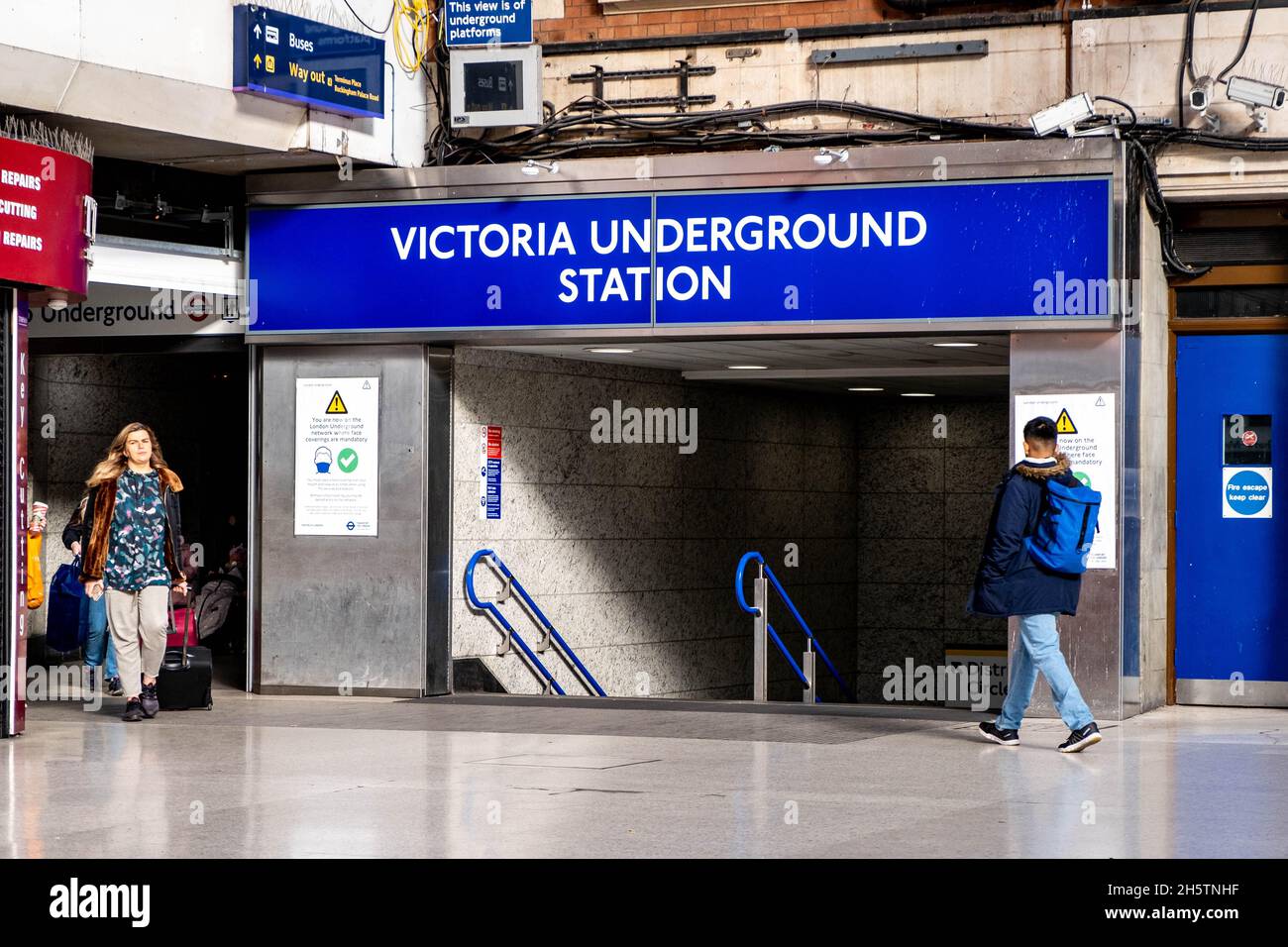 Victoria Westminster London England, 7 2021. November, Eingang zur U-Bahn-Station Victoria Stockfoto