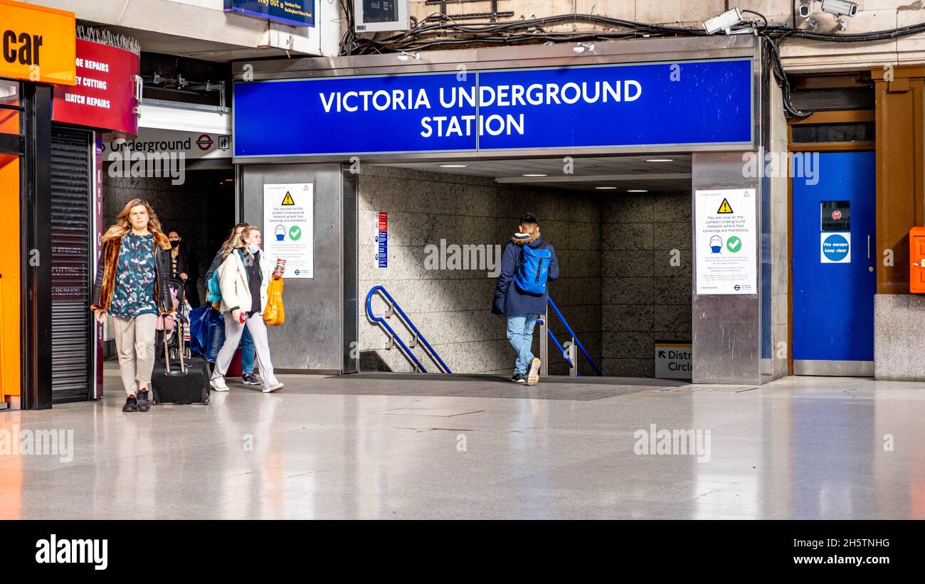 Victoria Westminster London England, 7 2021. November, Eingang zur U-Bahn-Station Victoria Stockfoto