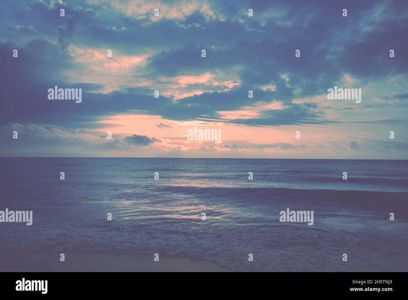 Seascape am frühen Morgen. Sonnenaufgang über dem Meer. Naturlandschaft Stockfoto