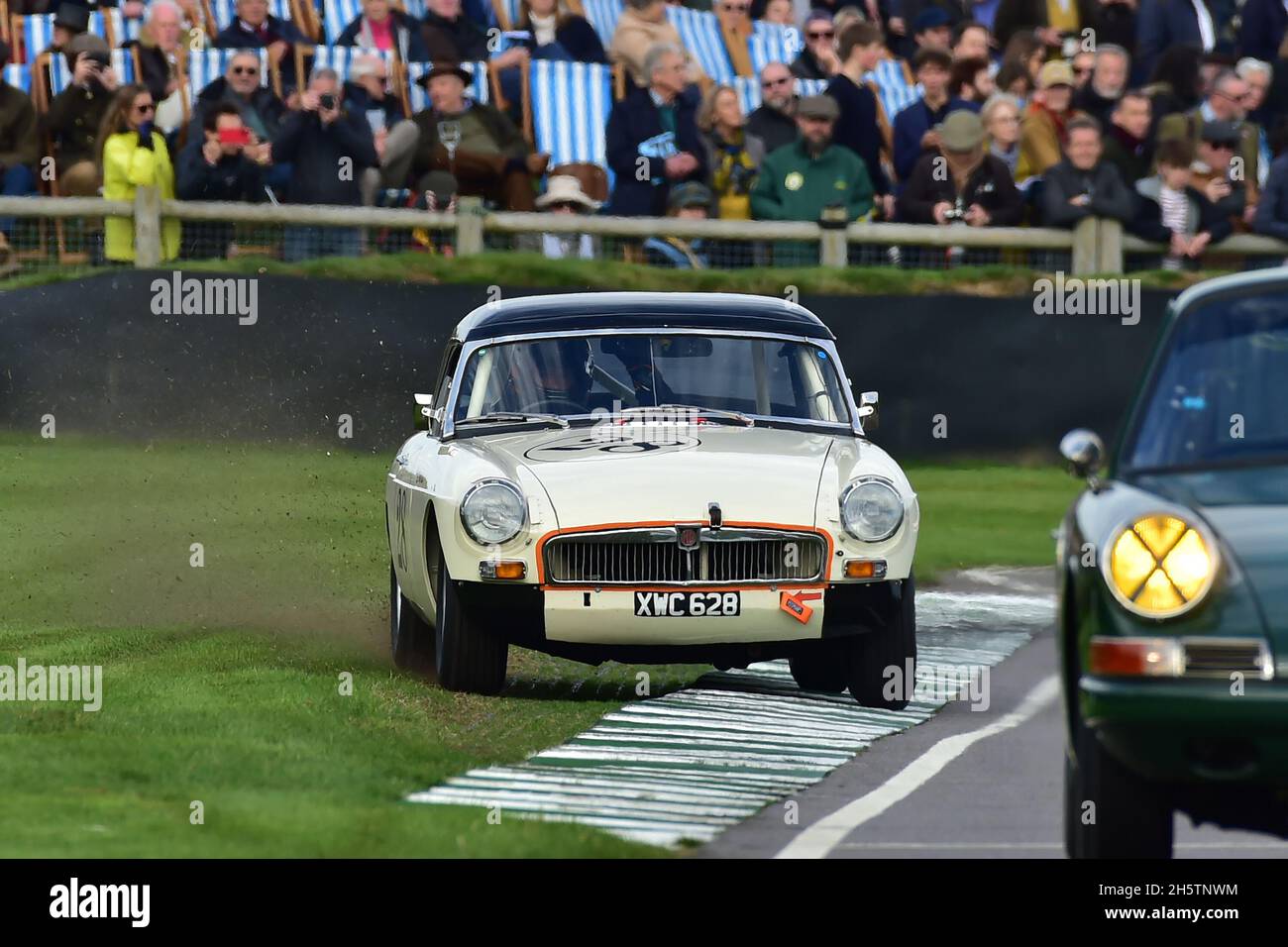 Unter dem Gras nach der Schikane, Matt Walton, MG B, Ronnie Hoare Trophy, Road Going Sport und GT-Autos Vertreter der Teilnehmer Stockfoto