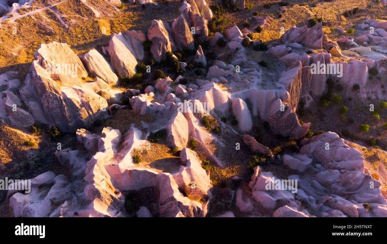 Berühmtes Pink Valley bei Sonnenuntergang, Gulludere in Kappadokien, Türkei. Bunte Berge, Luftdrohnenlandschaft. Red und Pink Rocks, dramatische geologische wo Stockfoto