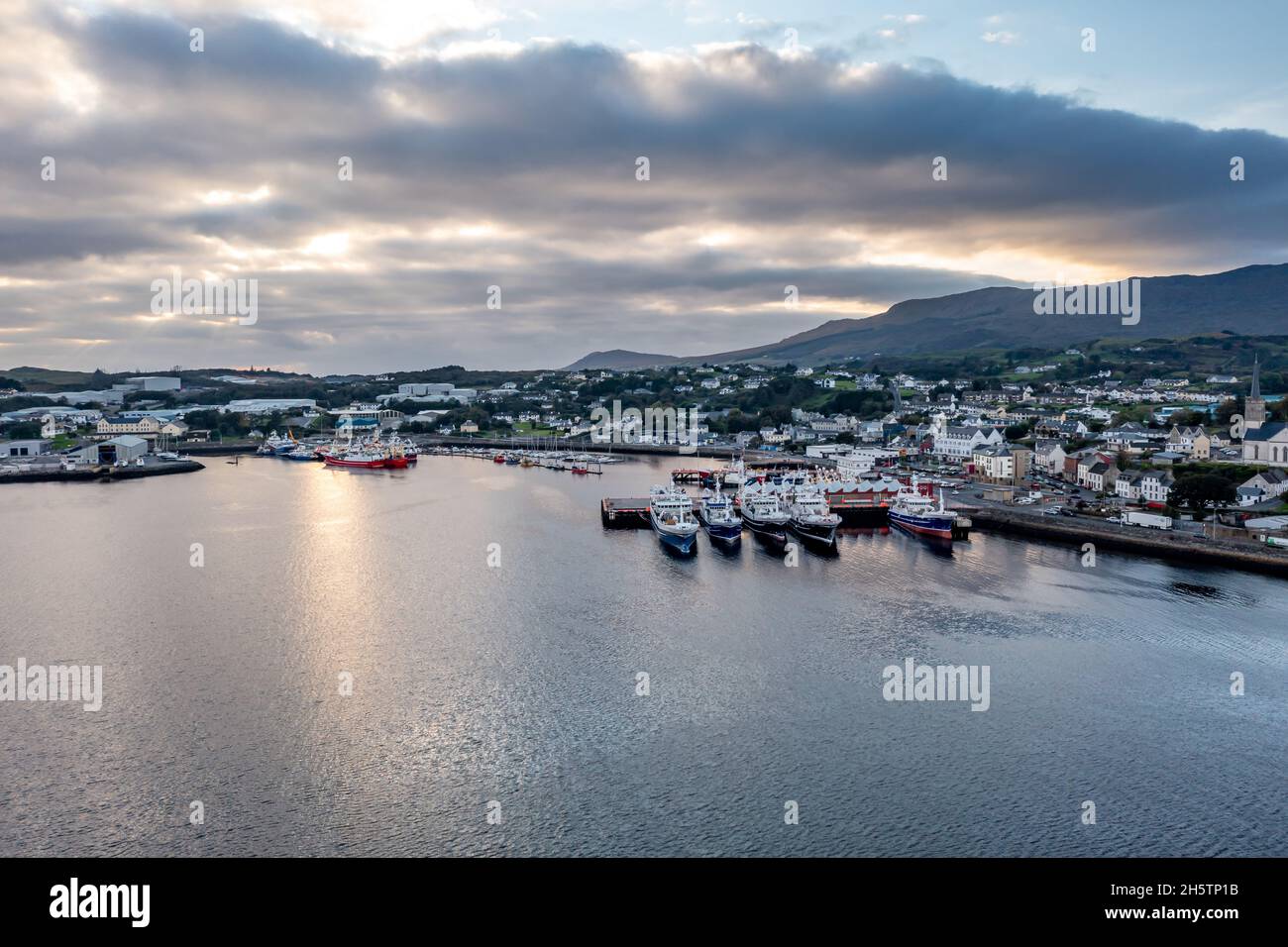 KILLYBEGS, IRLAND - OKTOBER 13 2021 - Killybegs ist der wichtigste Fischereihafen in Irland. Stockfoto