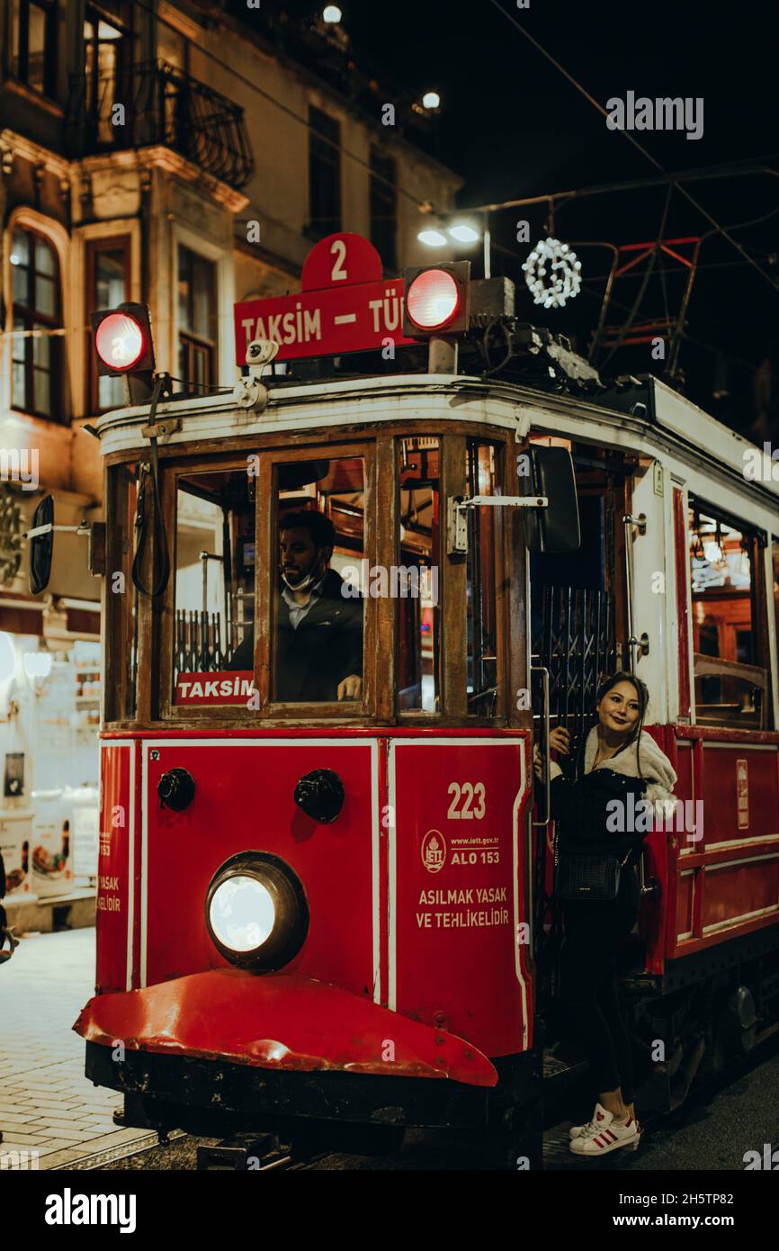 Alte rote türkische Straßenbahn Taksim-Tunel. Istanbul berühmte historische Touristenlinie. Altmodisch und nostalgisch. Istiklal Caddesi Straßenbahn ist beliebt touristi Stockfoto