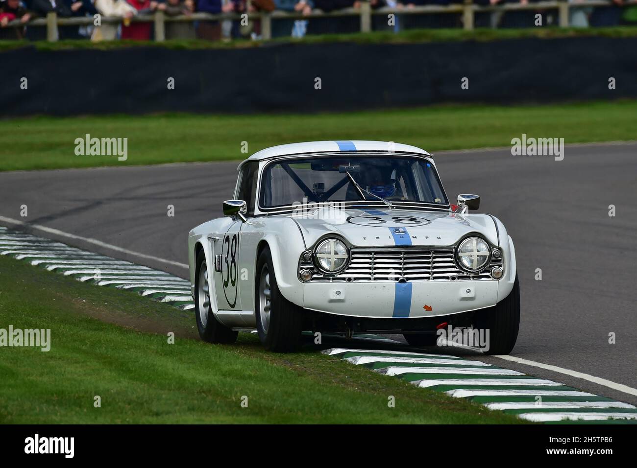 Josh Files, Triumph TR4, Ronnie Hoare Trophy, Road Going Sports und GT-Autos, die für die Wettkämpfe zwischen den Rennen stehen Stockfoto