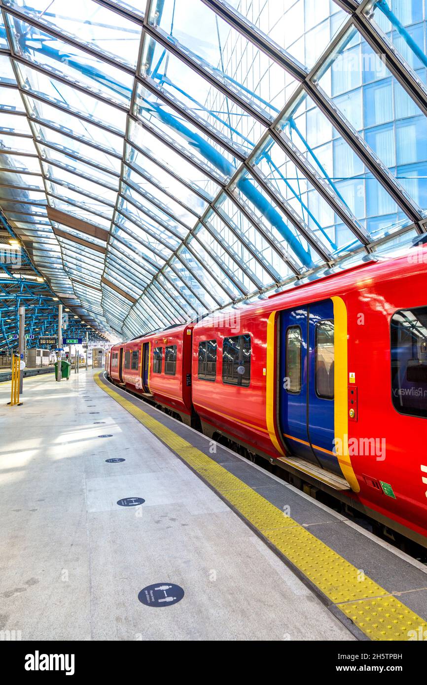 South Western Railway Züge auf dem Bahnsteig, warten auf die Abfahrt am Bahnhof Waterloo, London, Großbritannien Stockfoto