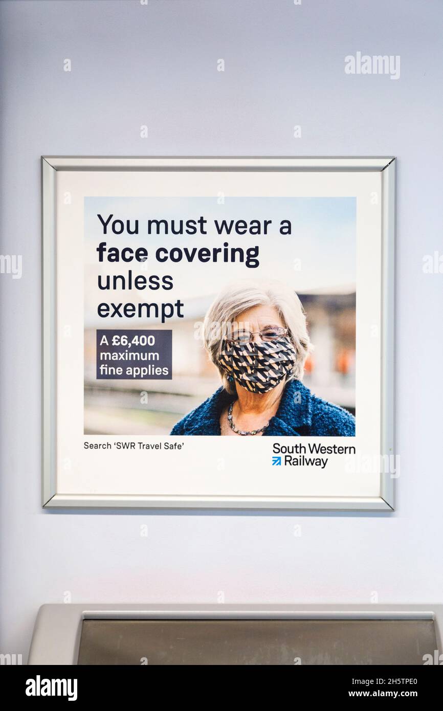 18. April 2021 - Plakat, auf dem Passagiere während einer Coronavirus-Pandemie in einem Zug der South Western Railway in Waterloo, London, Großbritannien, Gesichtsmasken tragen sollten Stockfoto