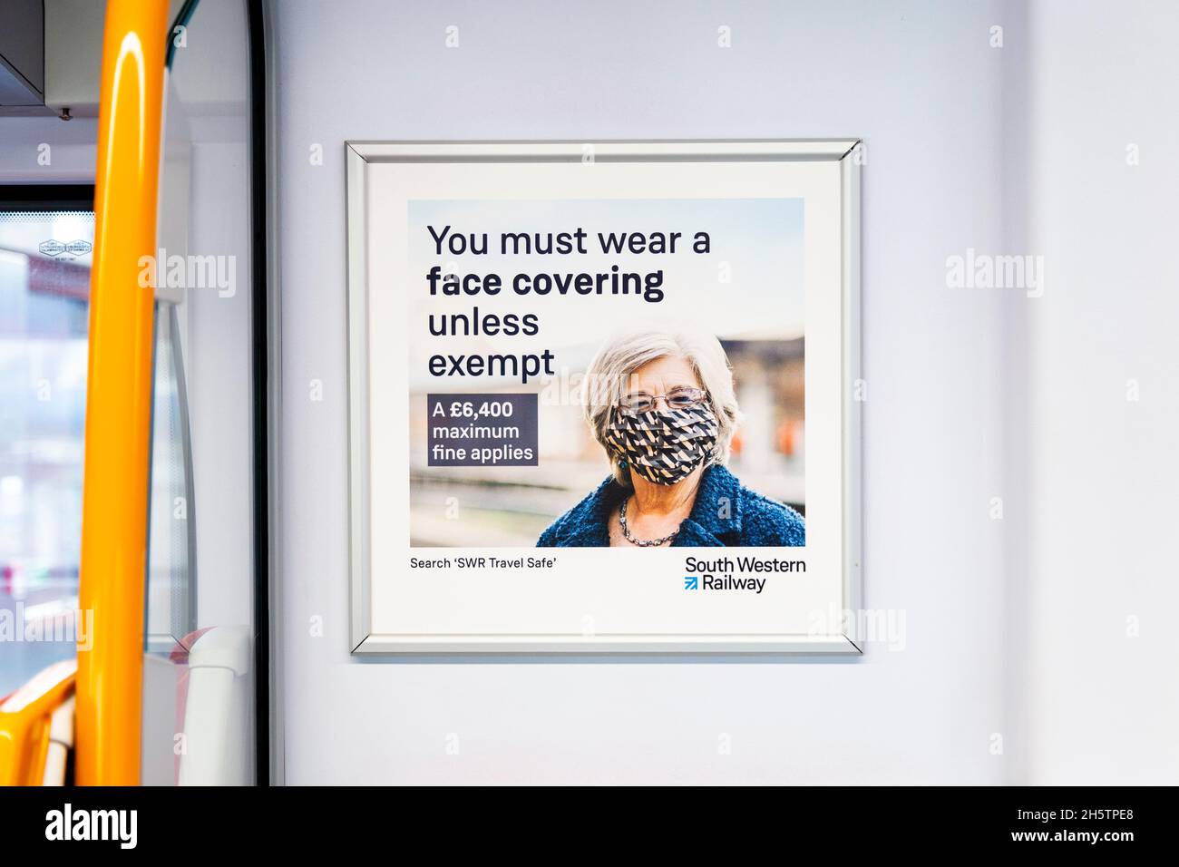 18. April 2021 - Plakat, auf dem Passagiere während einer Coronavirus-Pandemie in einem Zug der South Western Railway in Waterloo, London, Großbritannien, Gesichtsmasken tragen sollten Stockfoto