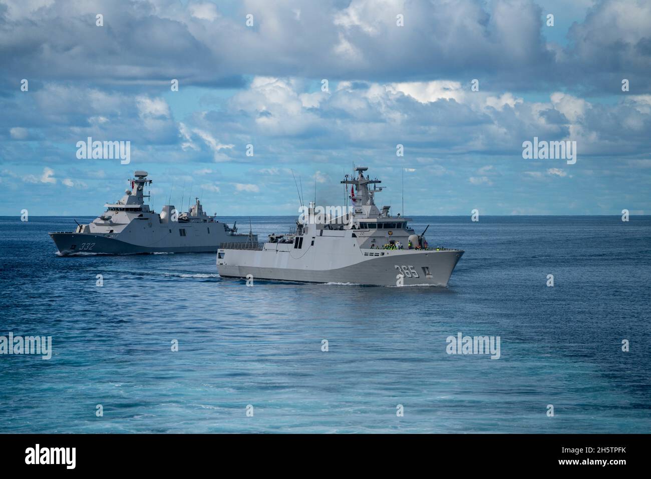 Java Sea, Indonesien. 09. November 2021. Die indonesische Marine Diponegoro-Klasse Korvette KRI Diponegoro, Mitte, und die Martadinata-Klasse Fregatte KRI i Gusti Ngurah Rai segeln neben dem Independence-Variant Littoral Combat Ship USS Jackson während der Cooperation afloat and Readiness and Training am 9. November 2021in der Java Sea. Quelle: MC3 Andrew Langholf/Planetpix/Alamy Live News Stockfoto