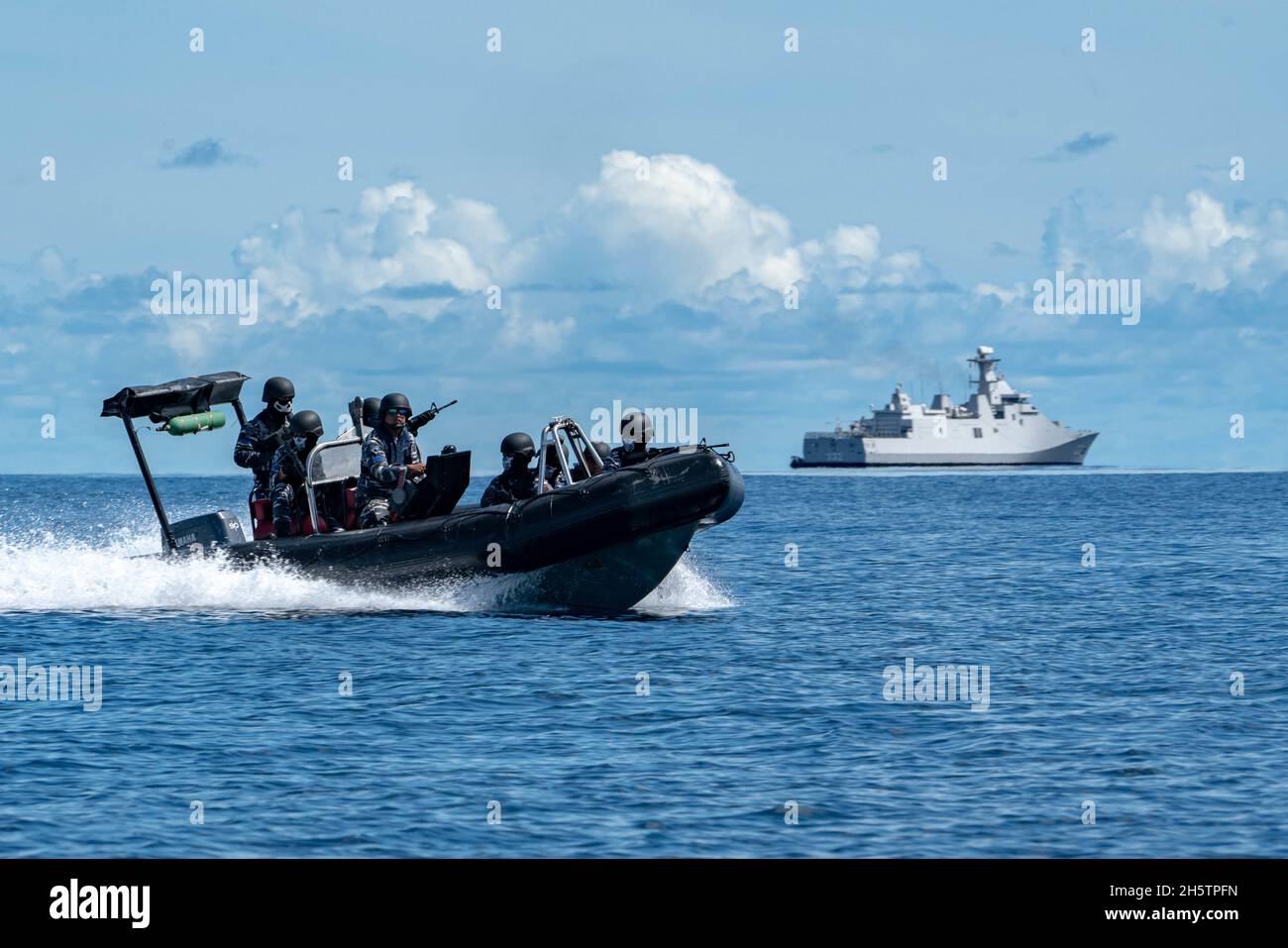 Java Sea, Indonesien. 09. November 2021. Segler der indonesischen Marine führen ein starres Rumpf-Gummiraidschiff, das von der Diponegoro-Klasse Korvette KRI Diponegoro während der Zusammenarbeit über Wasser und Bereitschaft und Training mit der US-Marine am 9. November 2021in der Java-See eingesetzt wurde. Quelle: MC3 Andrew Langholf/Planetpix/Alamy Live News Stockfoto