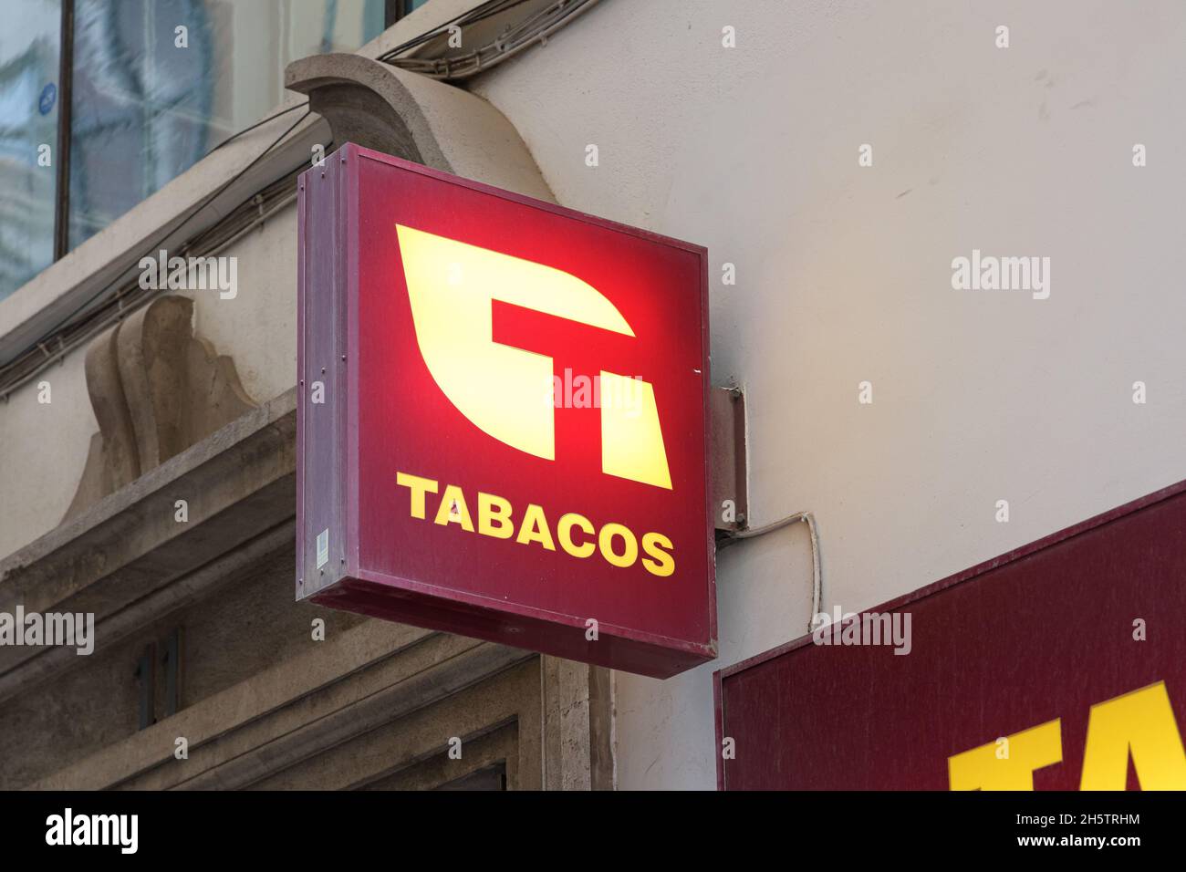 VALENCIA, SPANIEN - 10. NOVEMBER 2021: Tabak- und Briefmarkengeschäft im Stadtzentrum Stockfoto VALENCIA, SPANIEN - 10. NOVEMBER 2021: Tabak- und Briefmarkengeschäft im Stadtzentrum Stockfoto