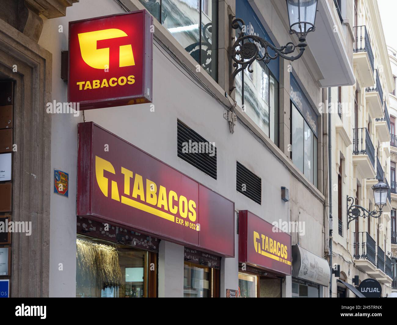 VALENCIA, SPANIEN - 10. NOVEMBER 2021: Tabak- und Briefmarkengeschäft im Stadtzentrum Stockfoto VALENCIA, SPANIEN - 10. NOVEMBER 2021: Tabak- und Briefmarkengeschäft im Stadtzentrum Stockfoto