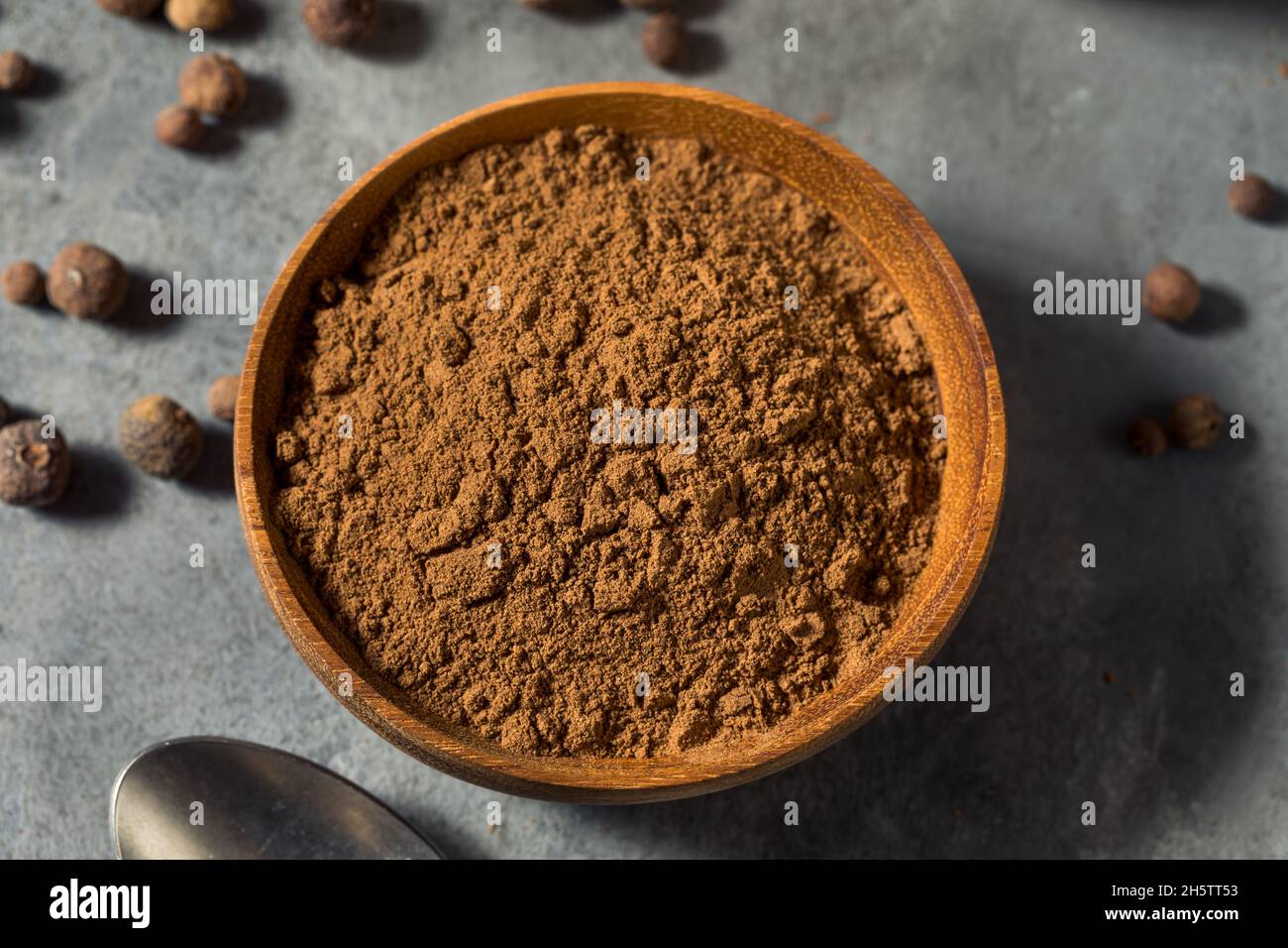 Bio-Piment aus trockenem Boden in einer Schüssel Stockfoto