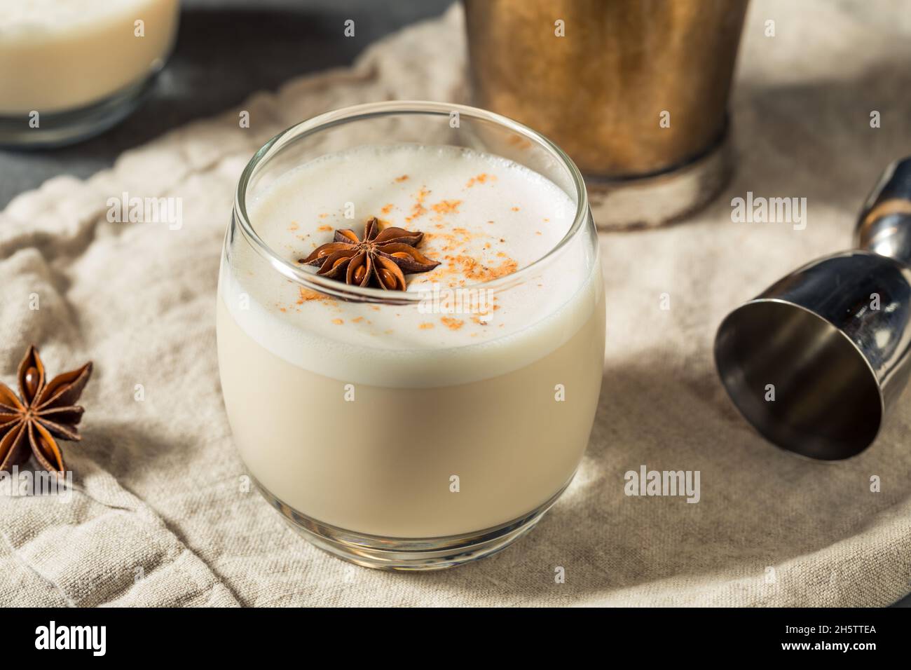 Erfrischender Bourbon-Milchpunsch mit Muskatnuss Stockfoto