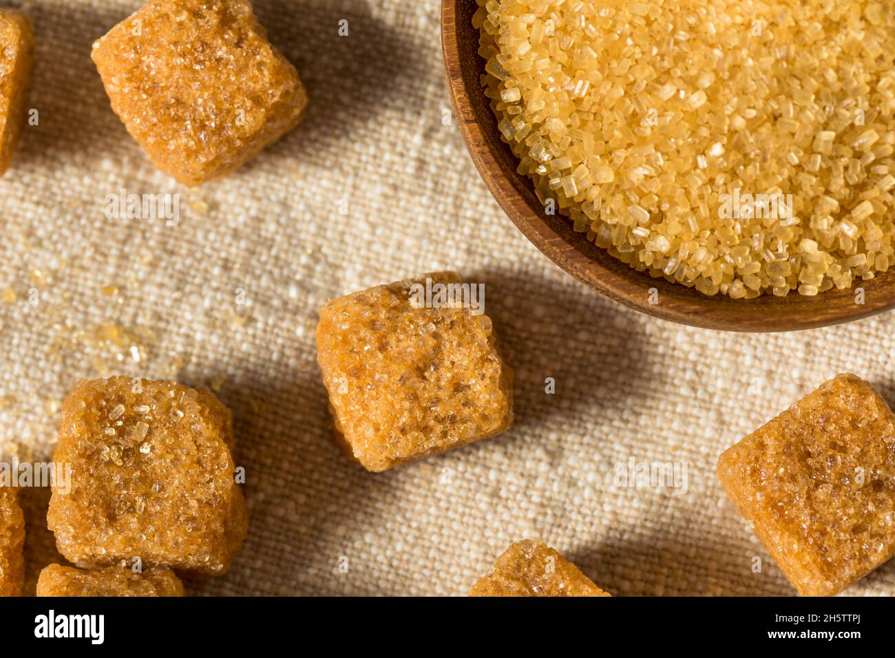 Gesunde rohe braune Zuckerwürfel gebrauchsfertig Stockfoto