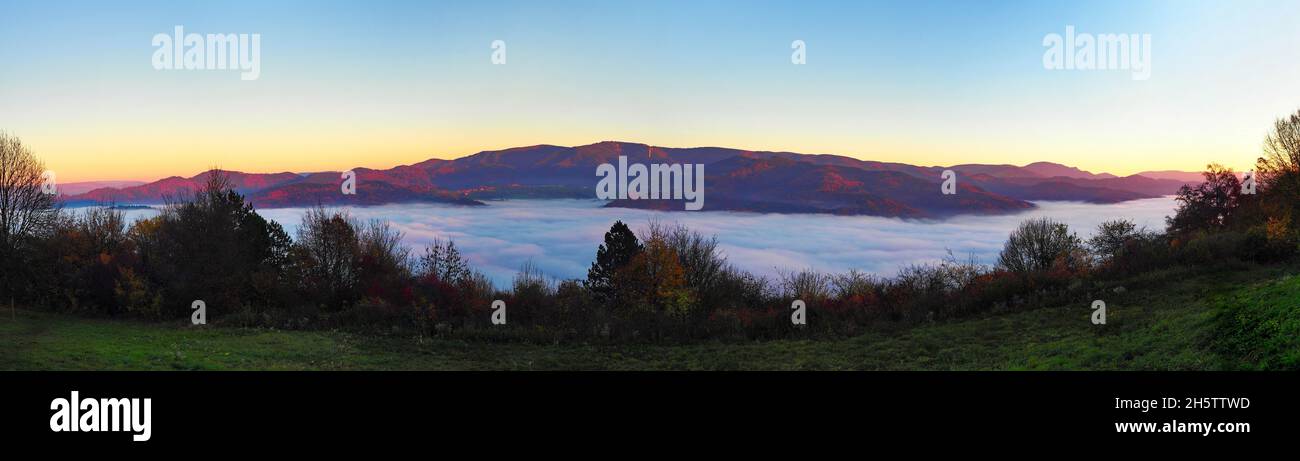 Schwarzwald Panorama - Bewölkt Tal in der Abendsonne Stockfoto