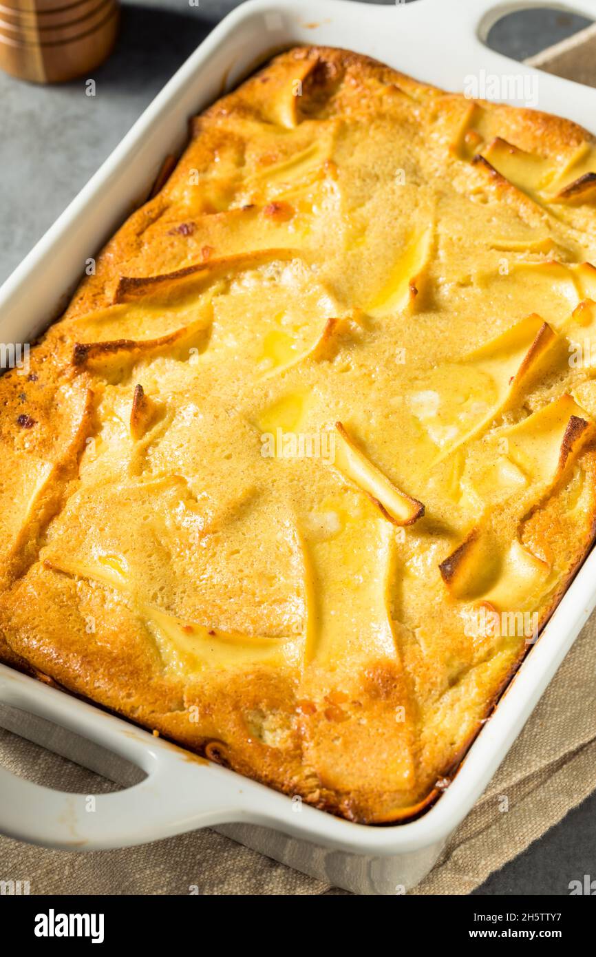 Hausgemachtes jüdisches Noodle-Kugel-Frühstück mit Zimt Stockfoto