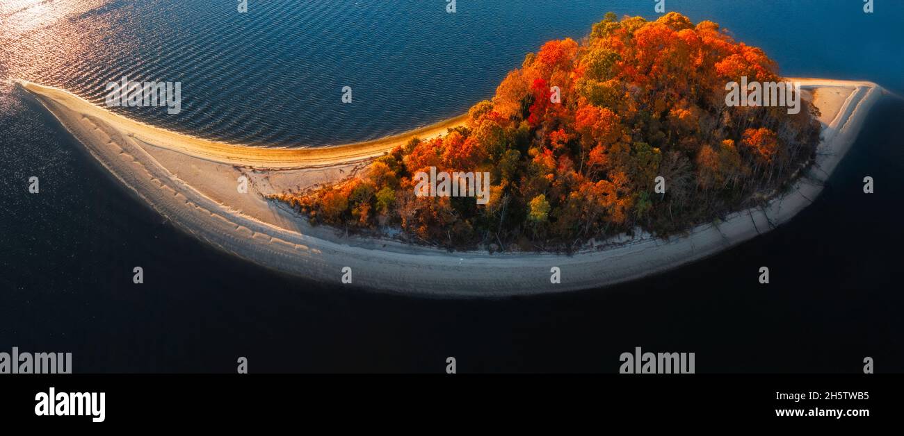 Luftaufnahme zur Treasure Island, die offiziell als Osborn Island in New Jersey bekannt ist, während die Farben des Herbstlaubes die Hauptachsen zeigen. Stockfoto