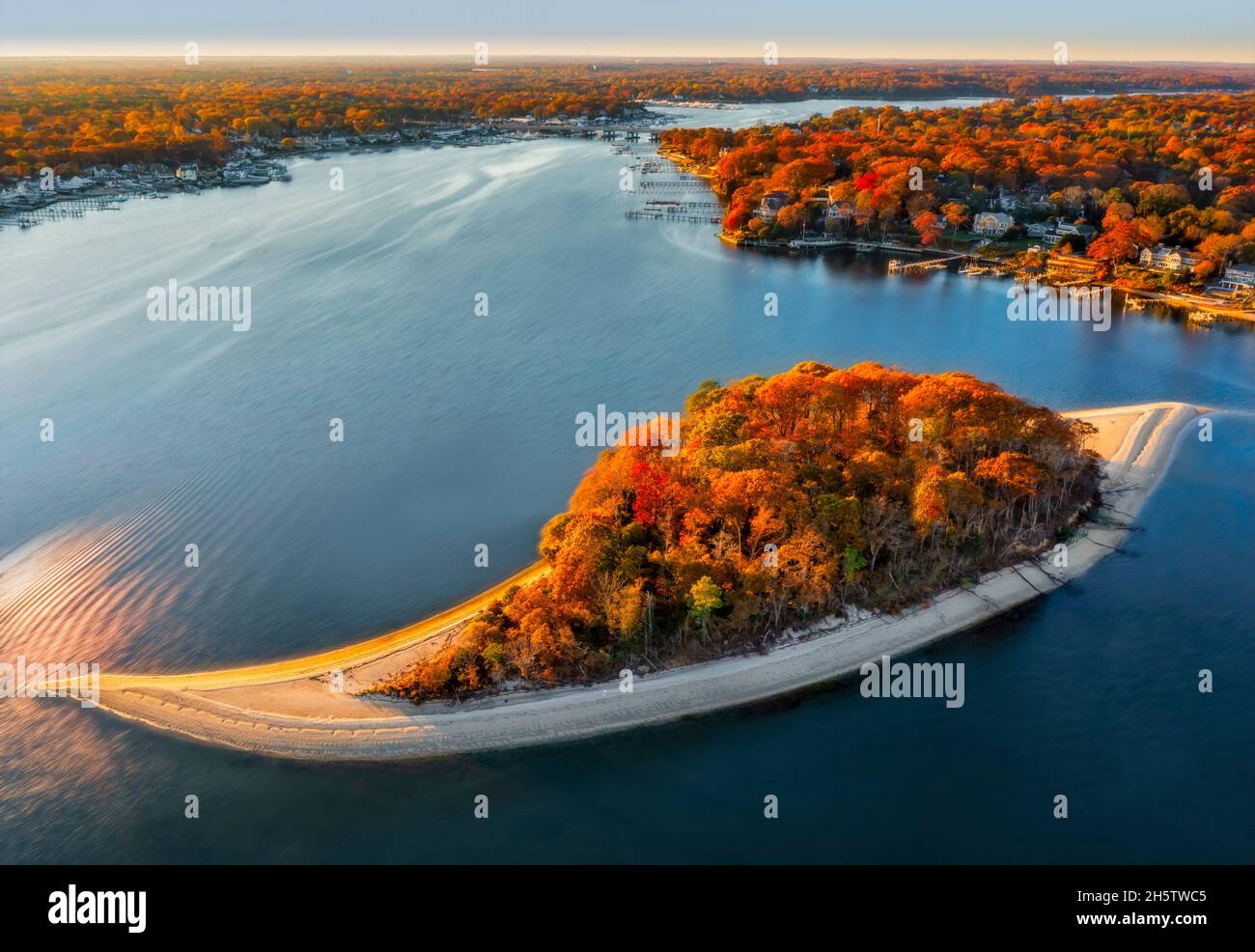 Luftaufnahme zur Treasure Island, die offiziell als Osborn Island in New Jersey bekannt ist, während die Farben des Herbstlaubes die Hauptachsen zeigen. Stockfoto