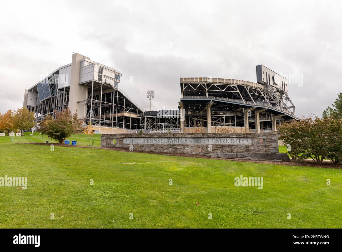 State College, PA - 22. Oktober 2021: Das Schild der Pennsylvania State University vor dem Beaver Stadium Stockfoto