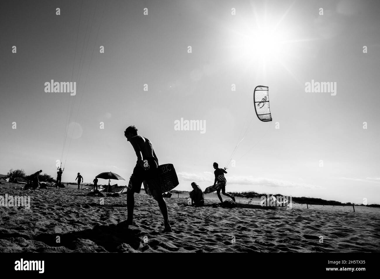 L'ESTARTIT, SPANIEN - 8. AUGUST 2021: Ein Mann zieht einen Drachen Stockfoto