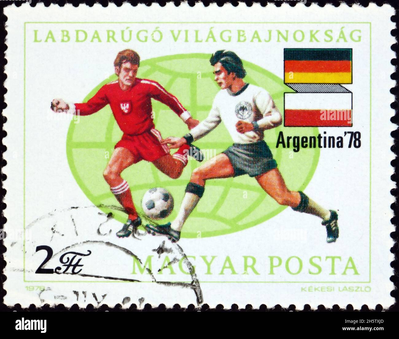 UNGARN - UM 1978: Eine in Ungarn gedruckte Marke zeigt Fußballspieler, Flaggen der Bundesrepublik und Polens, Argentinien 78, 11. Fußball-Weltmeister Stockfoto