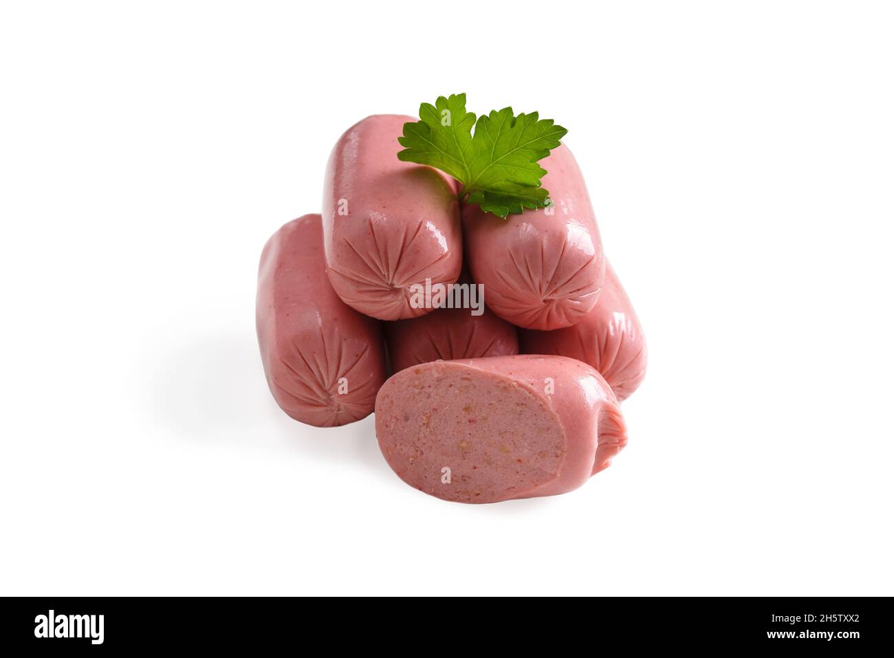 Appetitliche Cocktailwürste mit Petersilie isoliert auf weißem Hintergrund. Vorderansicht. Stockfoto