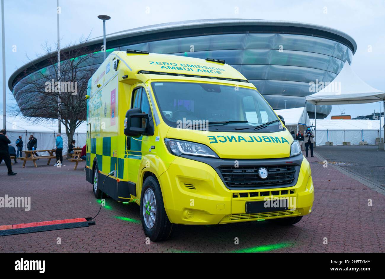 Glasgow, Schottland, Großbritannien. November 2021. Tag zwölf des Klimagipfels um COP26 in Glasgow. PIC; Ambulanz mit Wasserstoffbrennstoffzelle auf dem Display in der Blauen Zone von COP26. Iain Masterton/Alamy Live News. Stockfoto