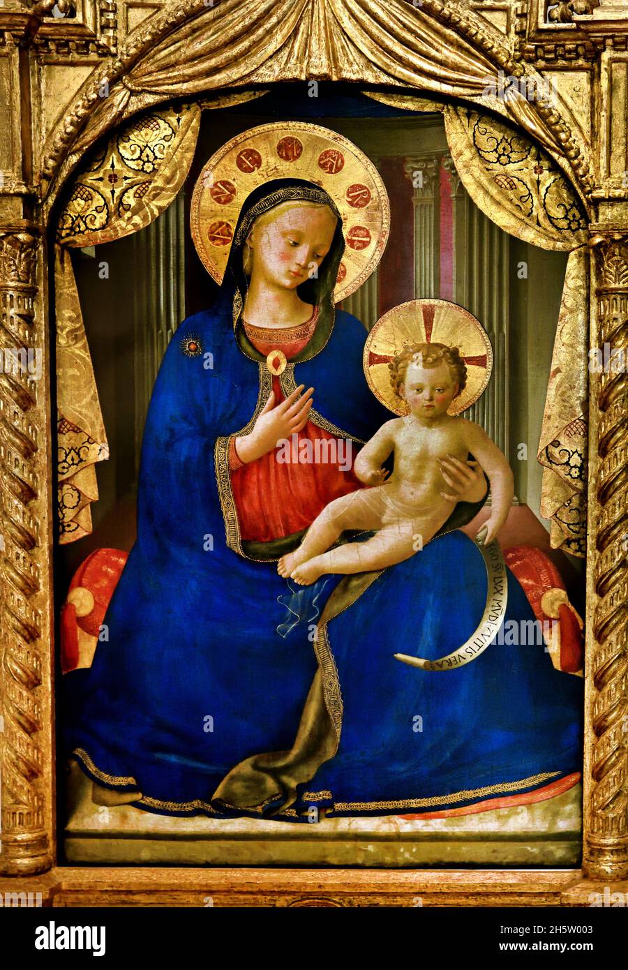 Madonna mit Kind 1445 Giovanni da Fiesole Beato Angelico, 1395-1400 ca./ 1455, sieht aus wie eine orientalische Prinzessin, diese Madonna von Beato Angelico gemalt, auf einem roten Kissen sitzend, alle mit Gold bestickt, Italien, Italienisch, Stockfoto