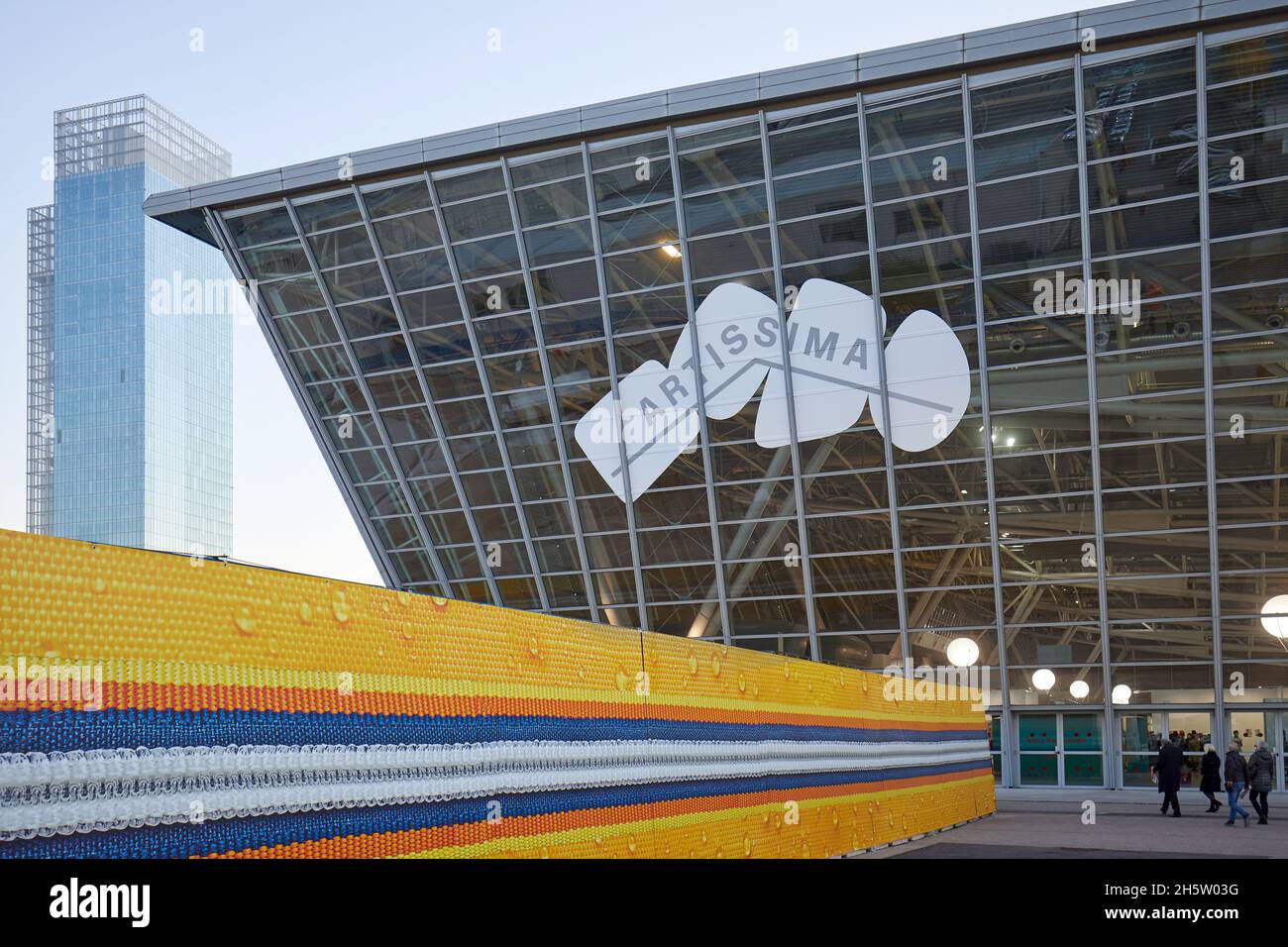 TURIN, ITALIEN - 05. NOVEMBER 2021: Artissima 2021, Oval-Gebäude mit Menschen und Kunstsammlern. Messe für zeitgenössische Kunst an einem klaren Abend. Stockfoto