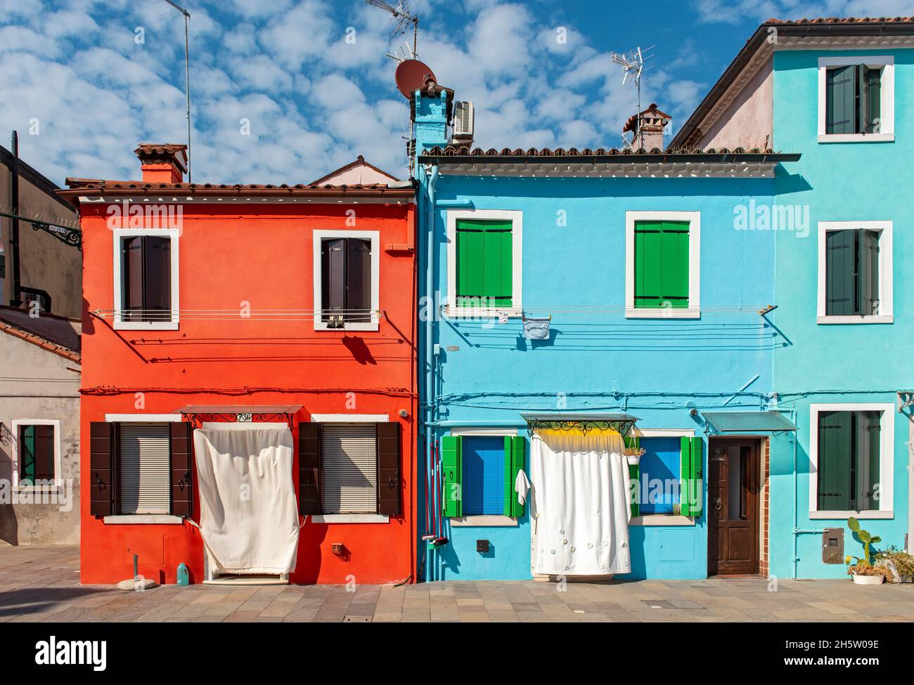 Rot und blau bemalte Häuser, Burano, Venedig, Italien Stockfoto