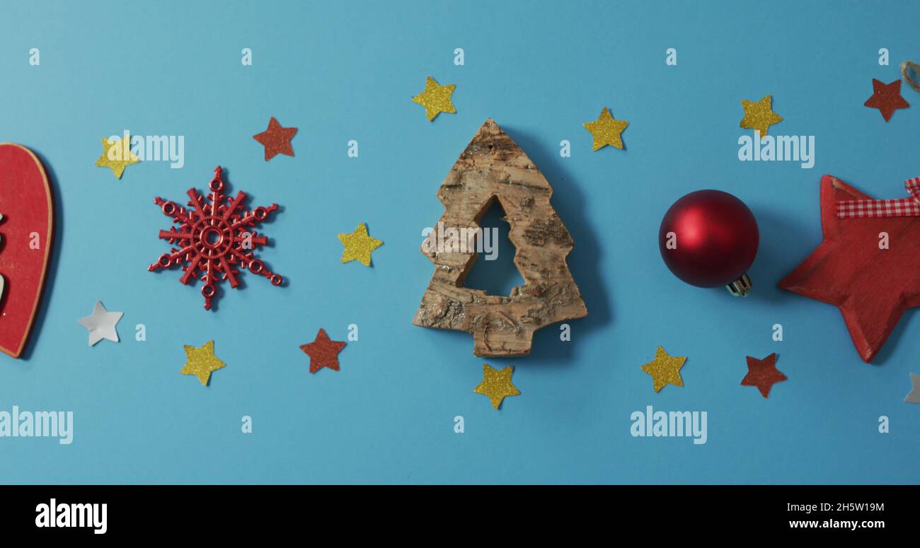Bild von Neon-weihnachtsbäumen über weihnachtsdekorationen Stockfoto