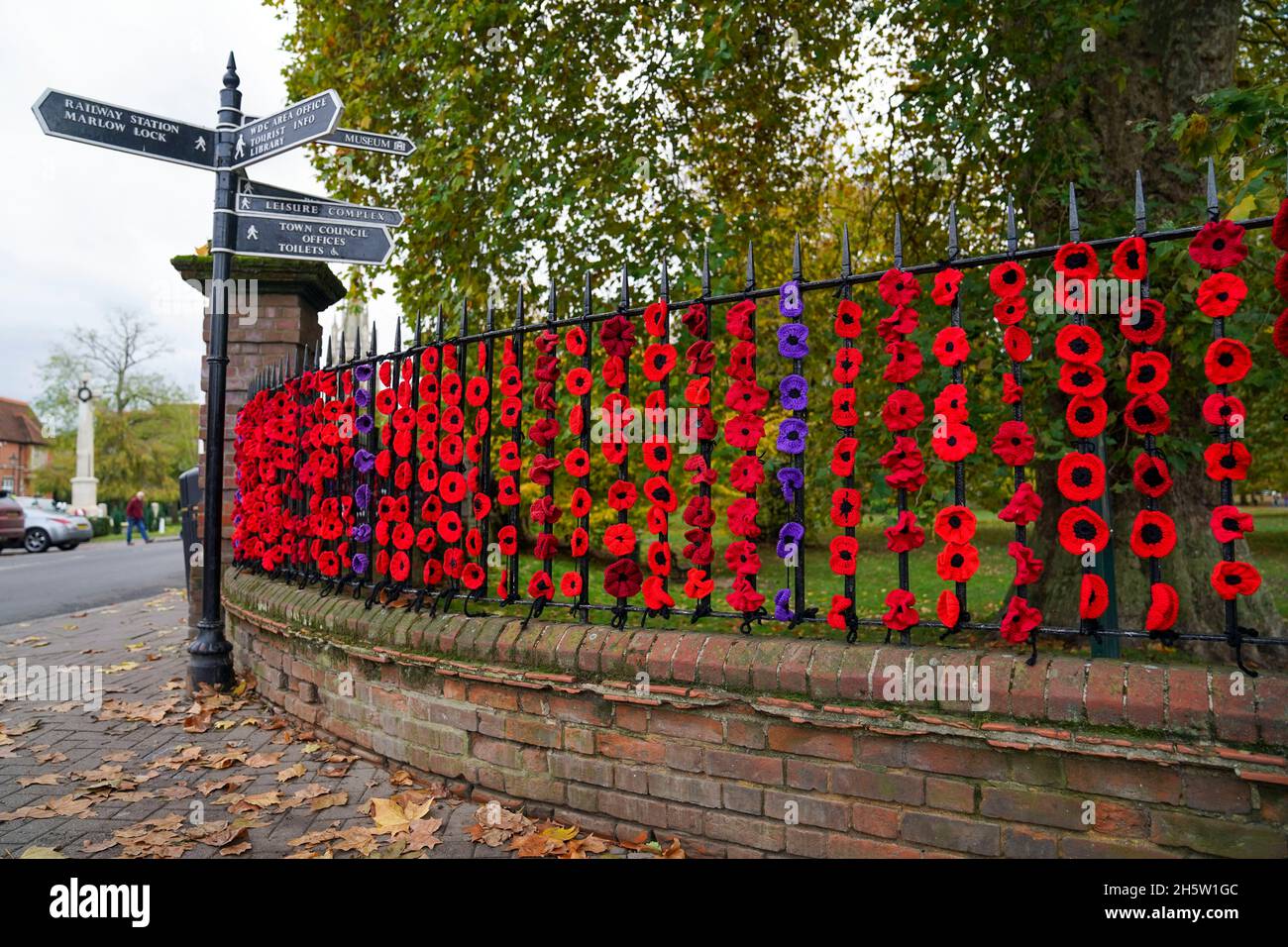 In Marlow, Buckinghamshire, wurden Hunderte von Stoffmohn auf Geländer gelegt. Menschen in ganz Großbritannien werden um 11 Uhr ein zweiminütiges Schweigen halten, um sich an die Kriegtot zu erinnern. Bilddatum: Donnerstag, 11. November 2021. Stockfoto