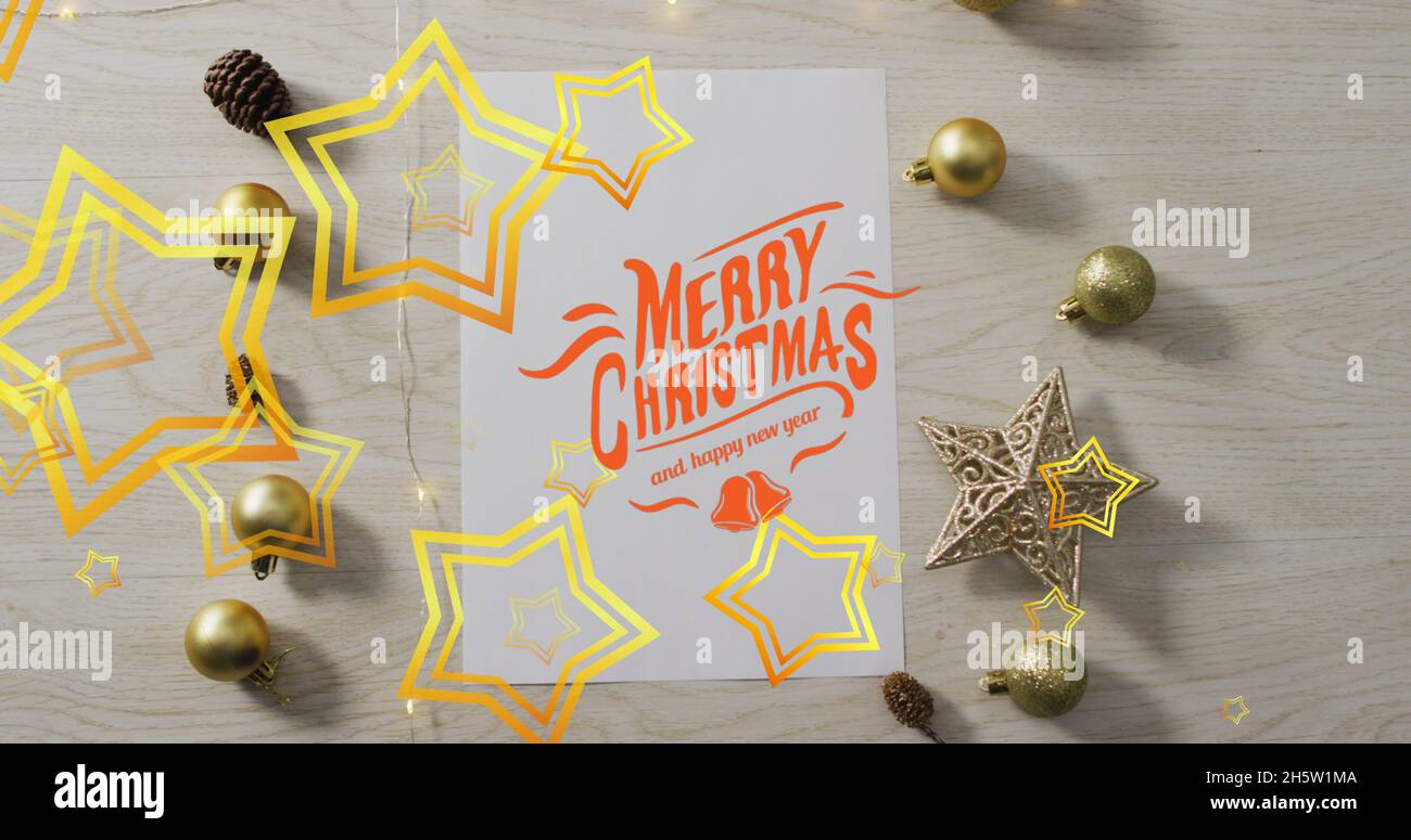 Bild von fröhlichem weihnachtstext über Kugeln Stockfoto