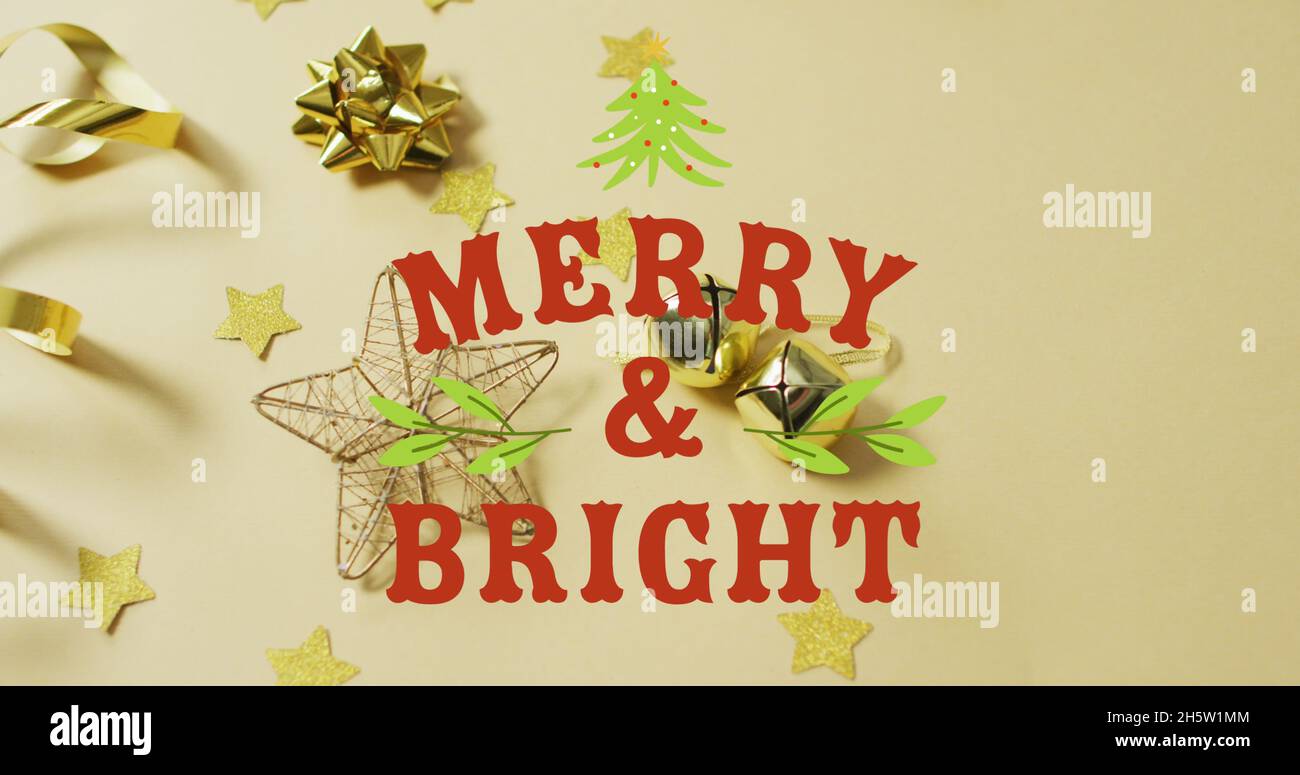 Bild von fröhlichem weihnachtstext über Dekorationen Stockfoto