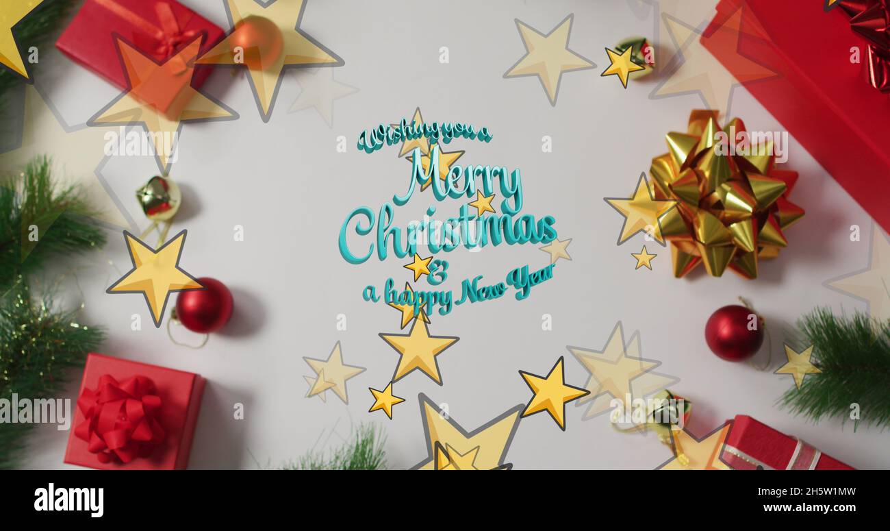 Bild von fröhlichem weihnachtstext über Geschenken Stockfoto