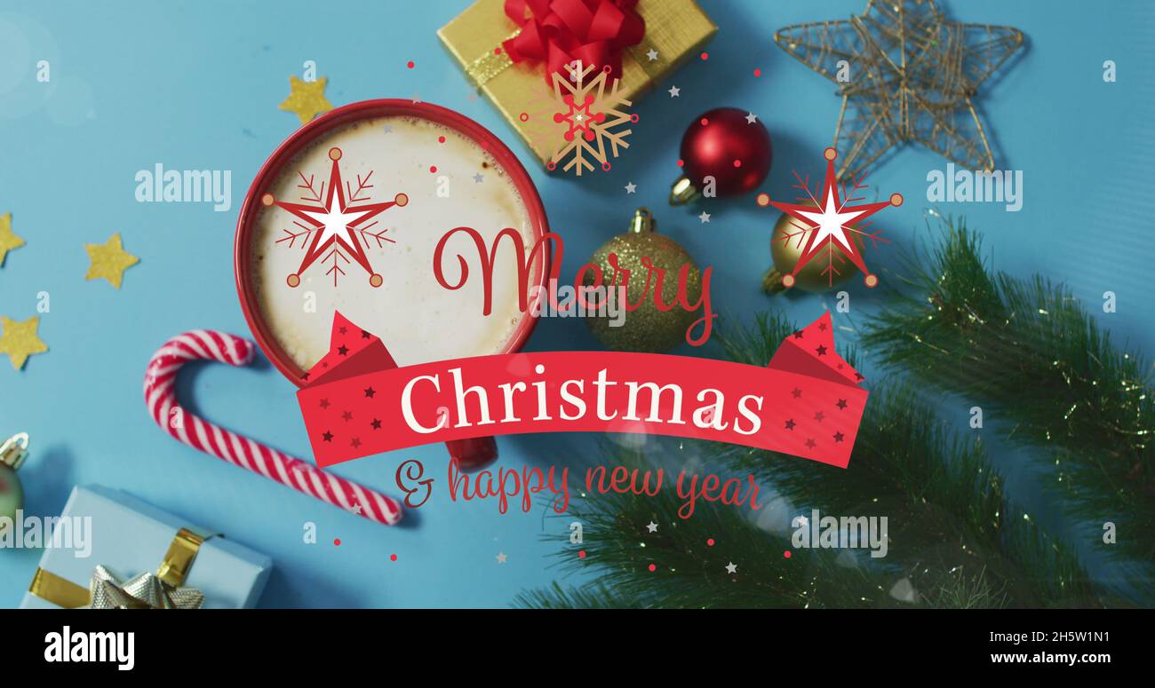 Bild von fröhlichem weihnachtstext über Kugeln Stockfoto