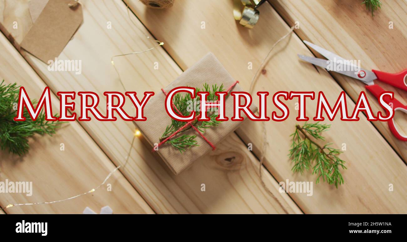 Bild von fröhlichem weihnachtstext über Feld Stockfoto